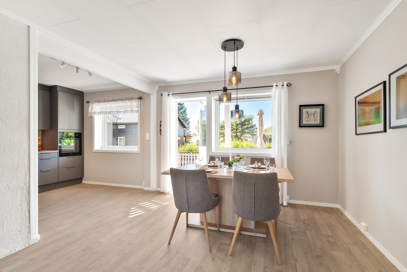 Fra stuen er det utgang til balkongen Galleribilde