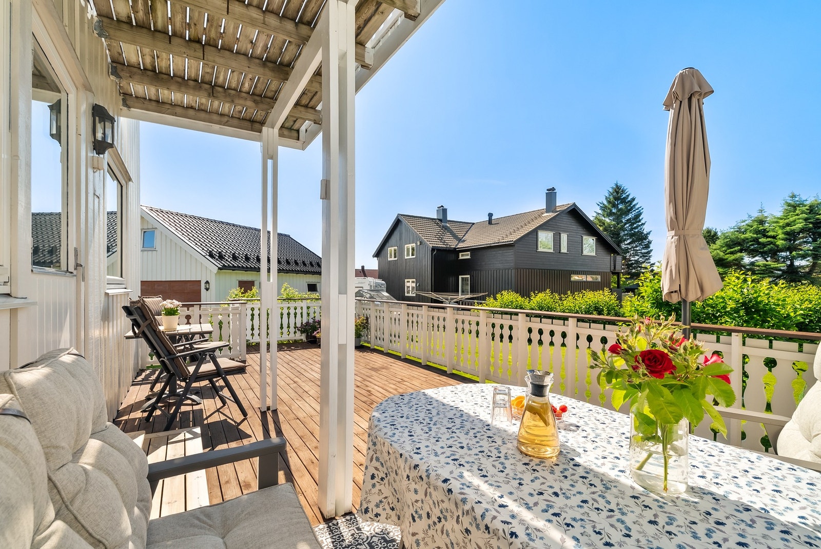 Ut fra stuen kommer du til balkongen Galleribilde