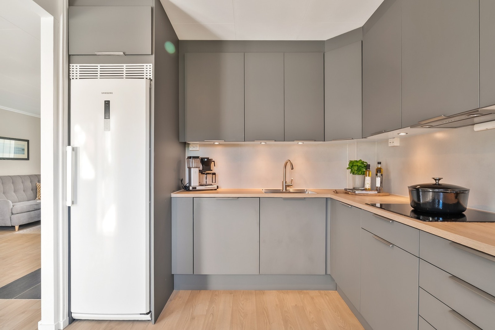 Kjøkkenet har integrert komfyr, platetopp og oppvaskmaskin - frittstående kjøleskap Galleribilde