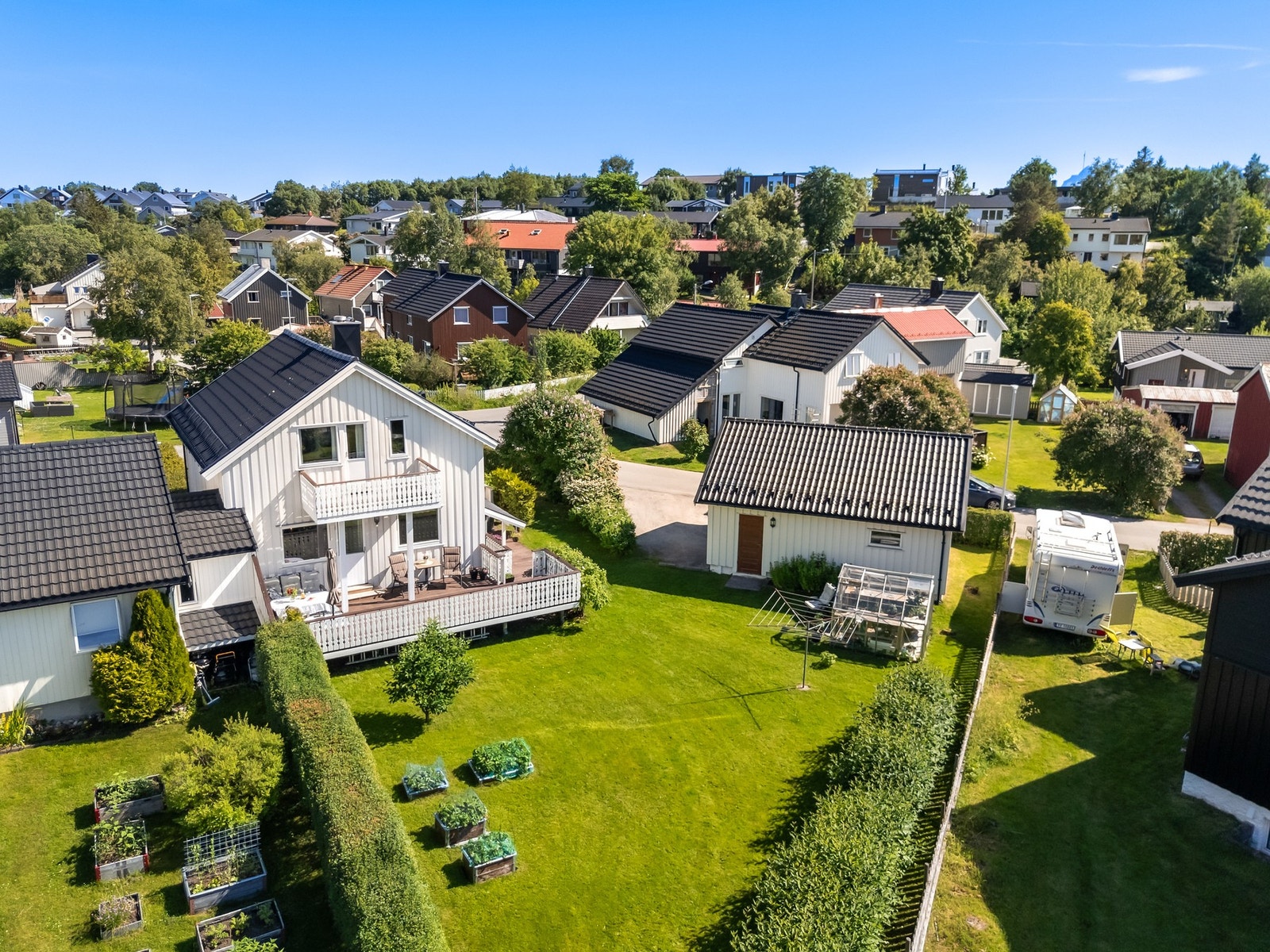 Hagen er flat og av god størrelse og strekker seg ut som grønn arena for samvær og utfoldelse. Galleribilde