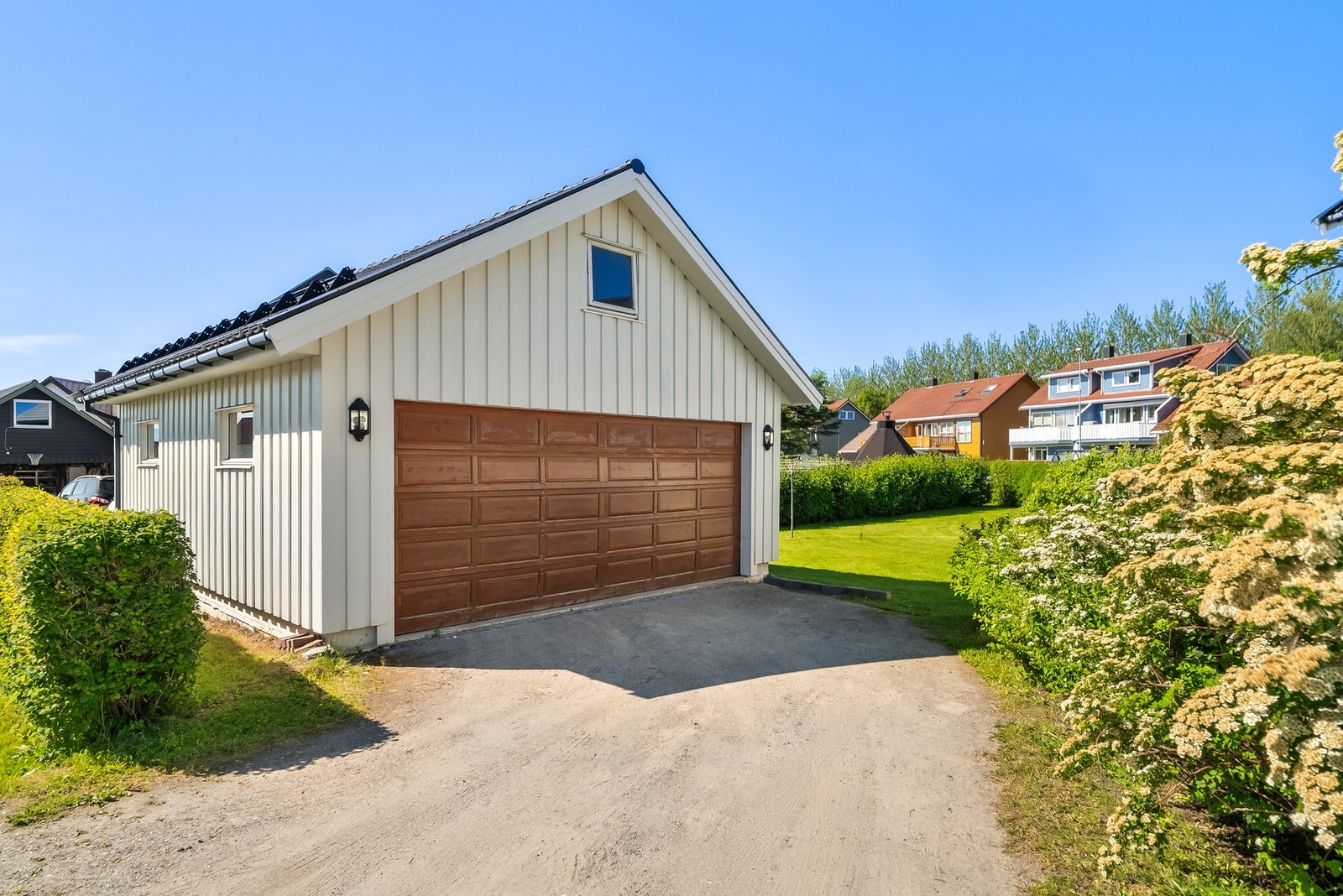 Tilhørende boligen er det en romslig garasje på 42m2 med gode parkeringsmuligheter foran boligen Galleribilde