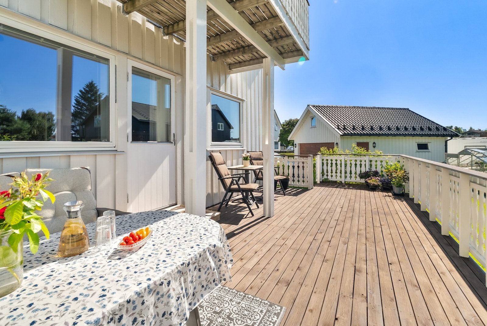 Balkongen er romslig og har god plass for møblement Galleribilde