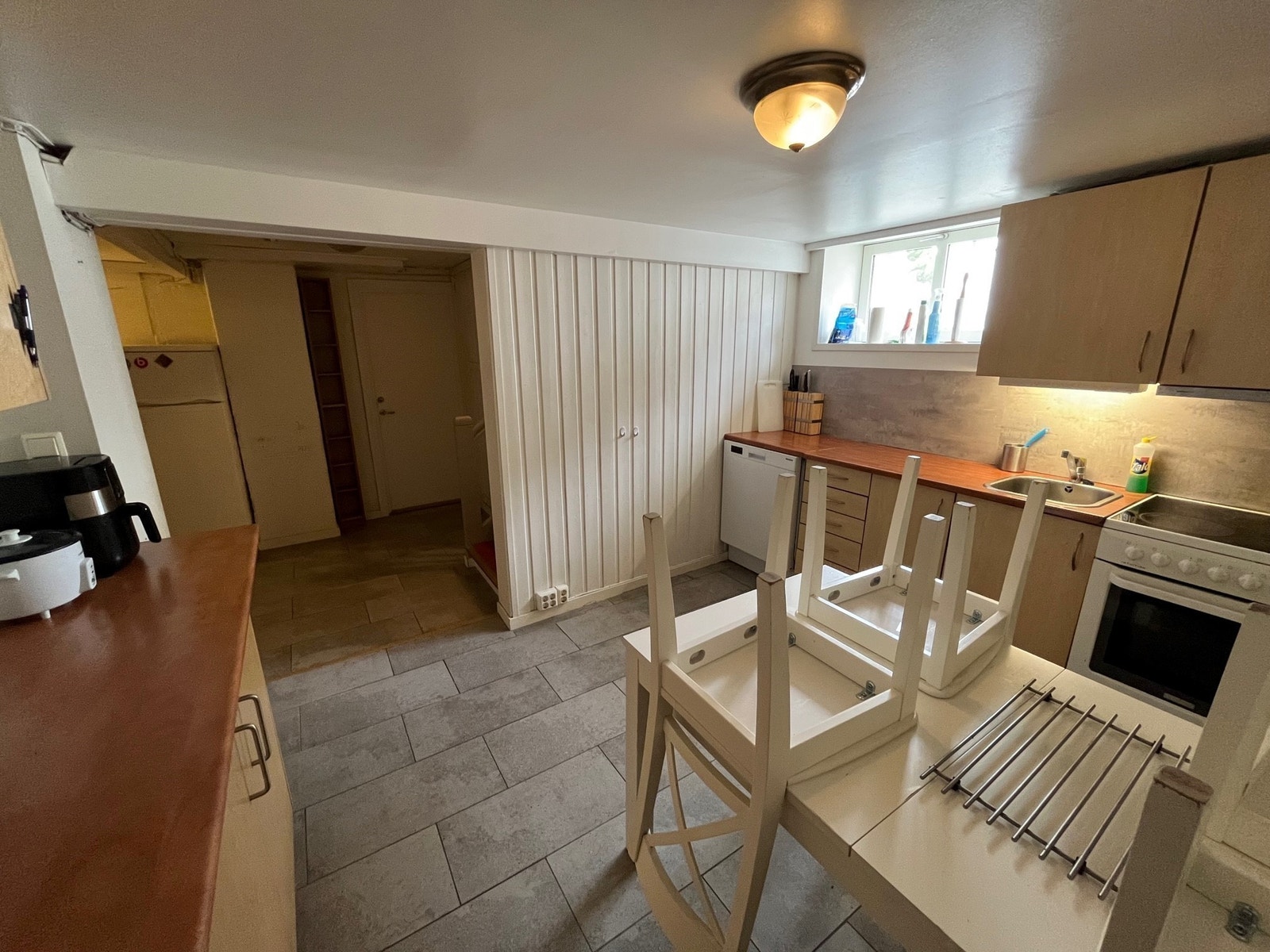 Stort kjøkken med alle hvitevarer. Galleribilde