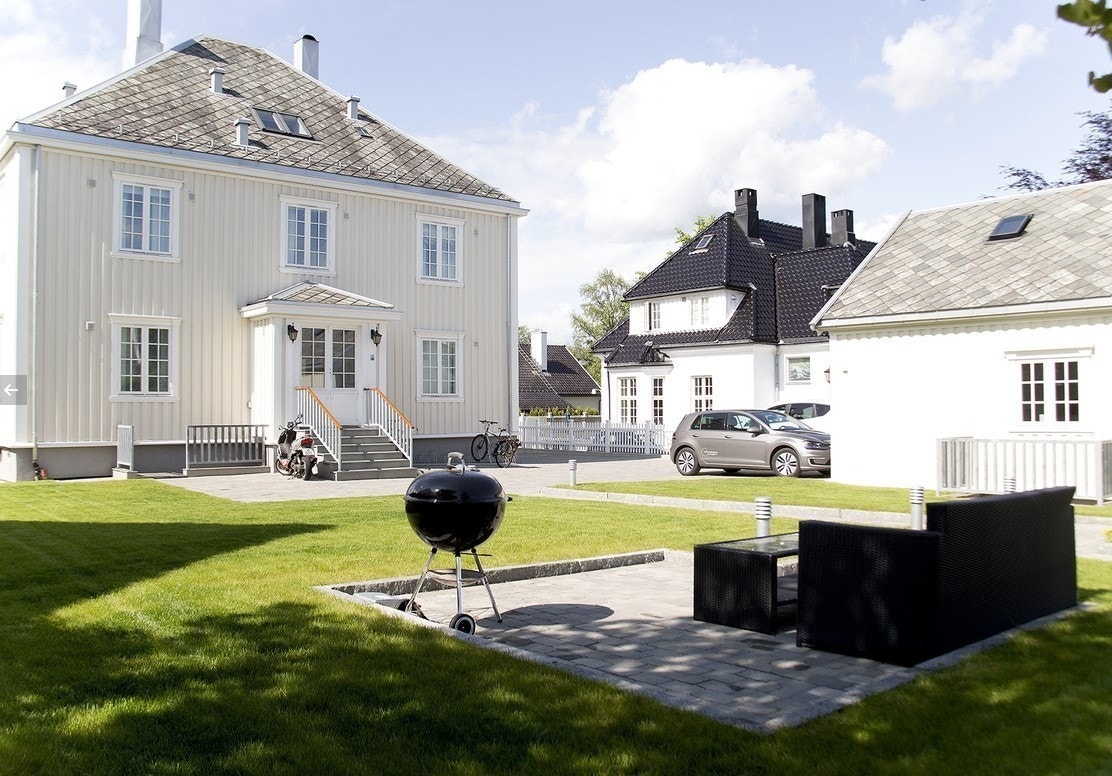 Stor, flott opparbeidet hage. Galleribilde