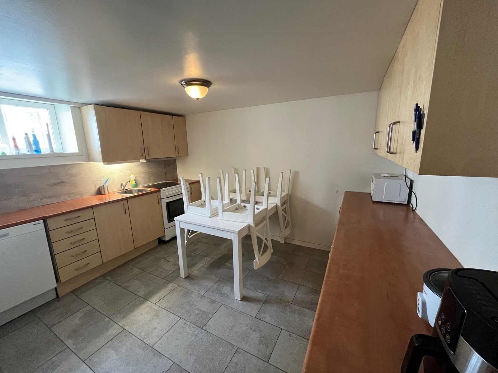 Stort kjøkken med alle hvitevarer. Galleribilde