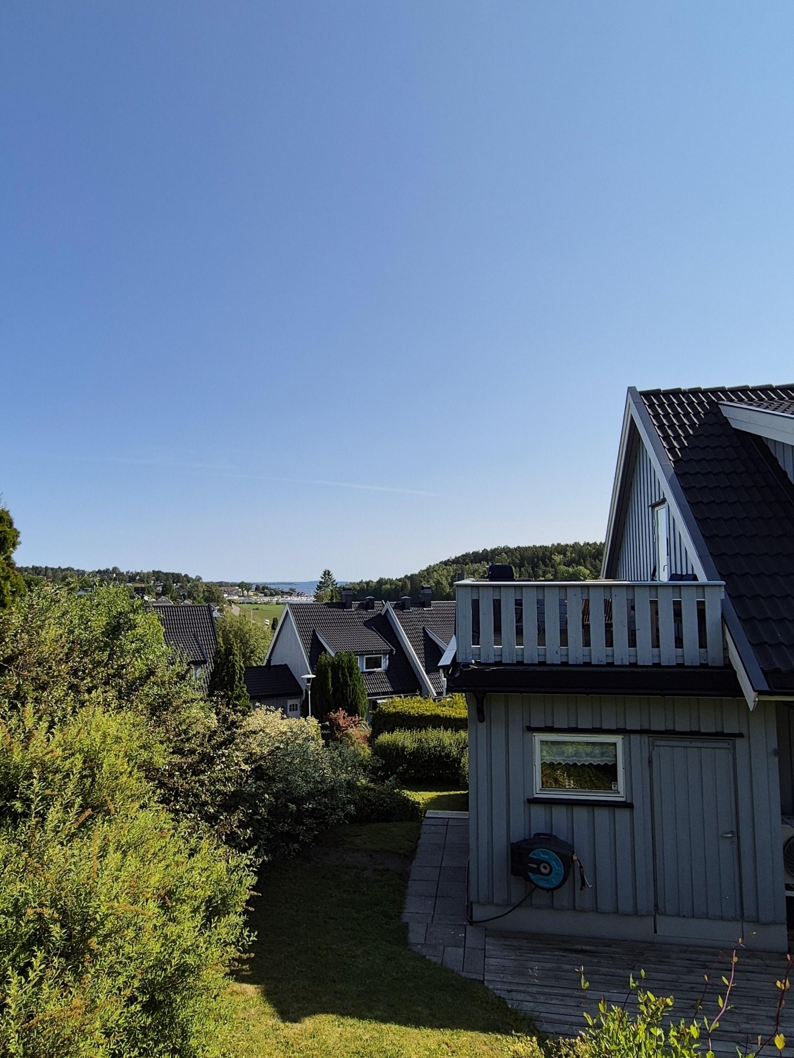 Utsikt fra felles plen Galleribilde