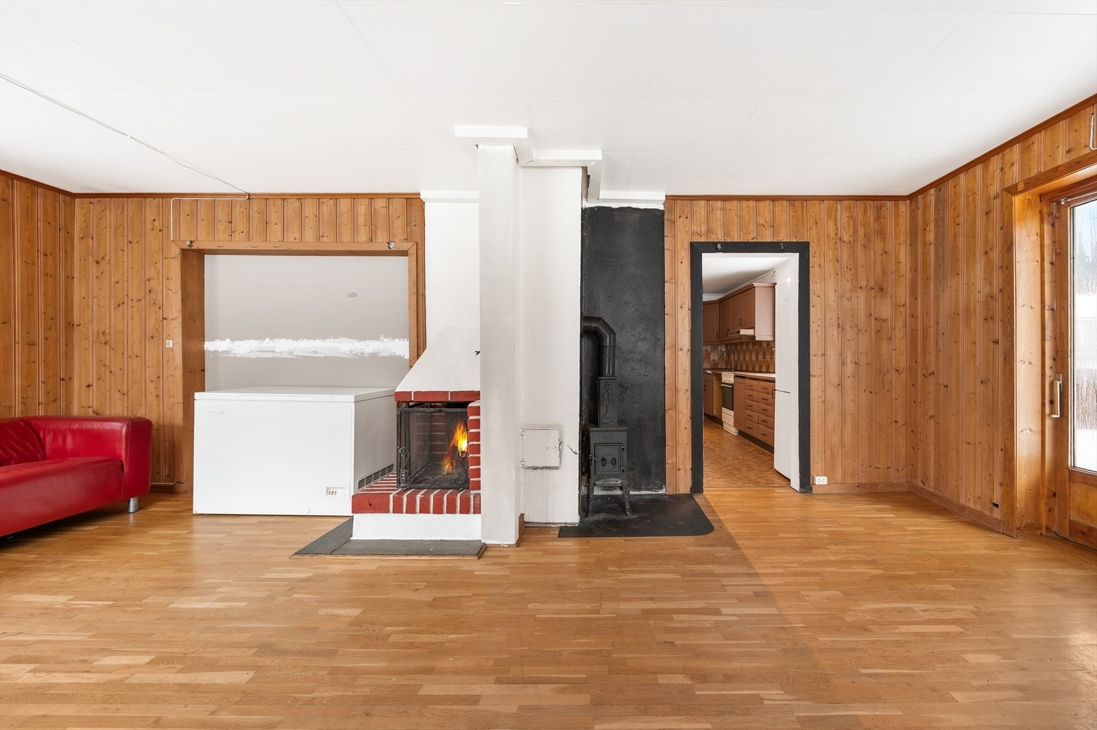 Stue med peis for koselige kvelder. Galleribilde