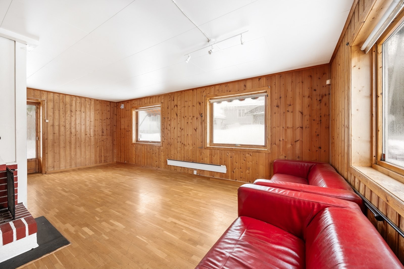 Stue med peis og store vindusflater. Galleribilde