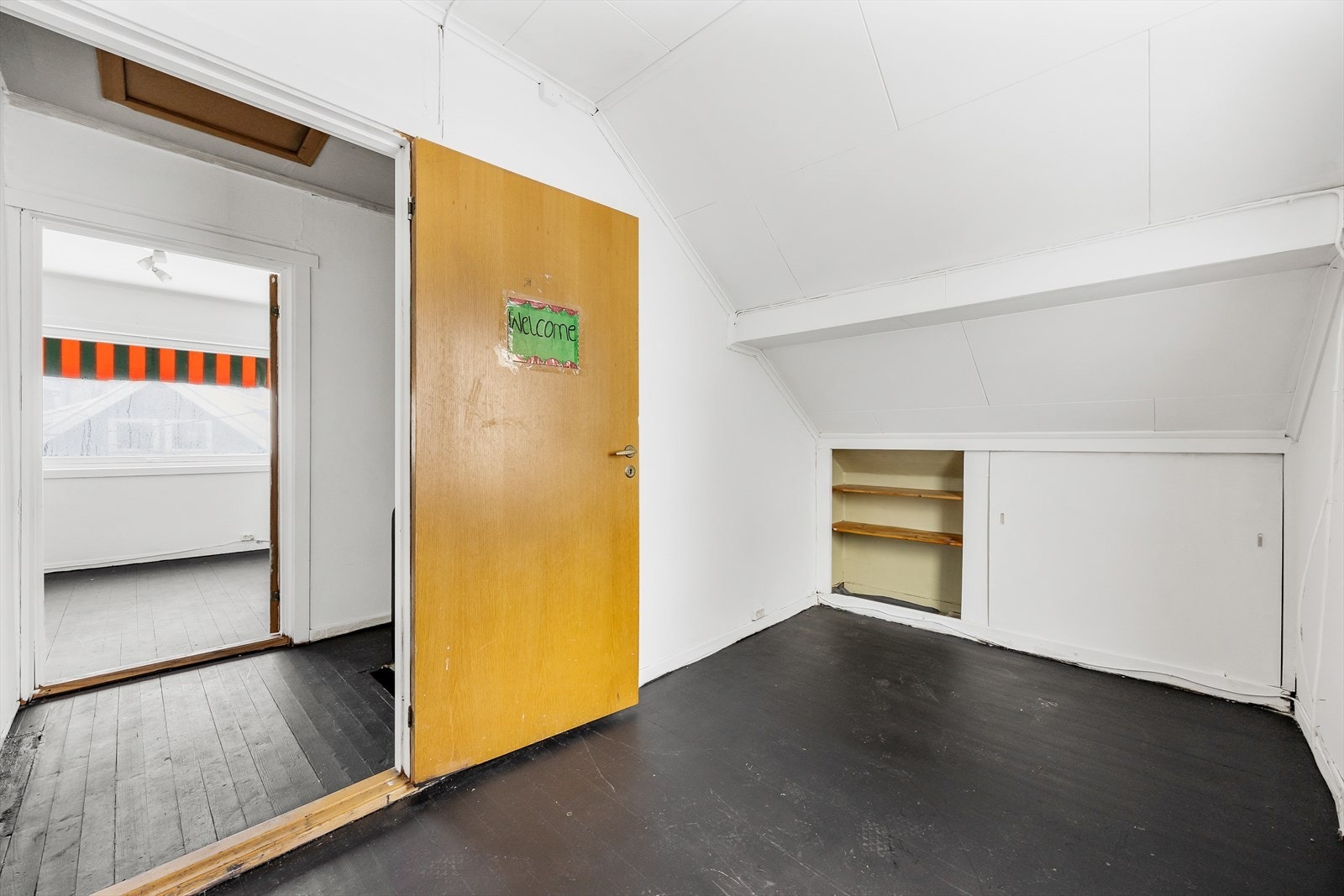 Romslig gang med tilgang til soverom. Galleribilde