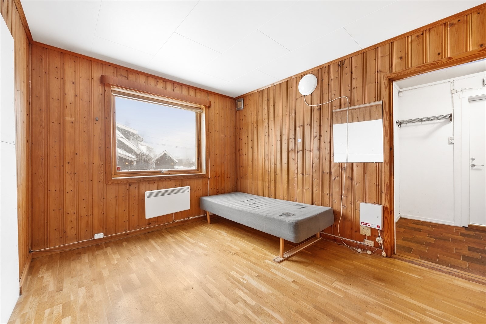 Lyst soverom med store vinduer. Galleribilde
