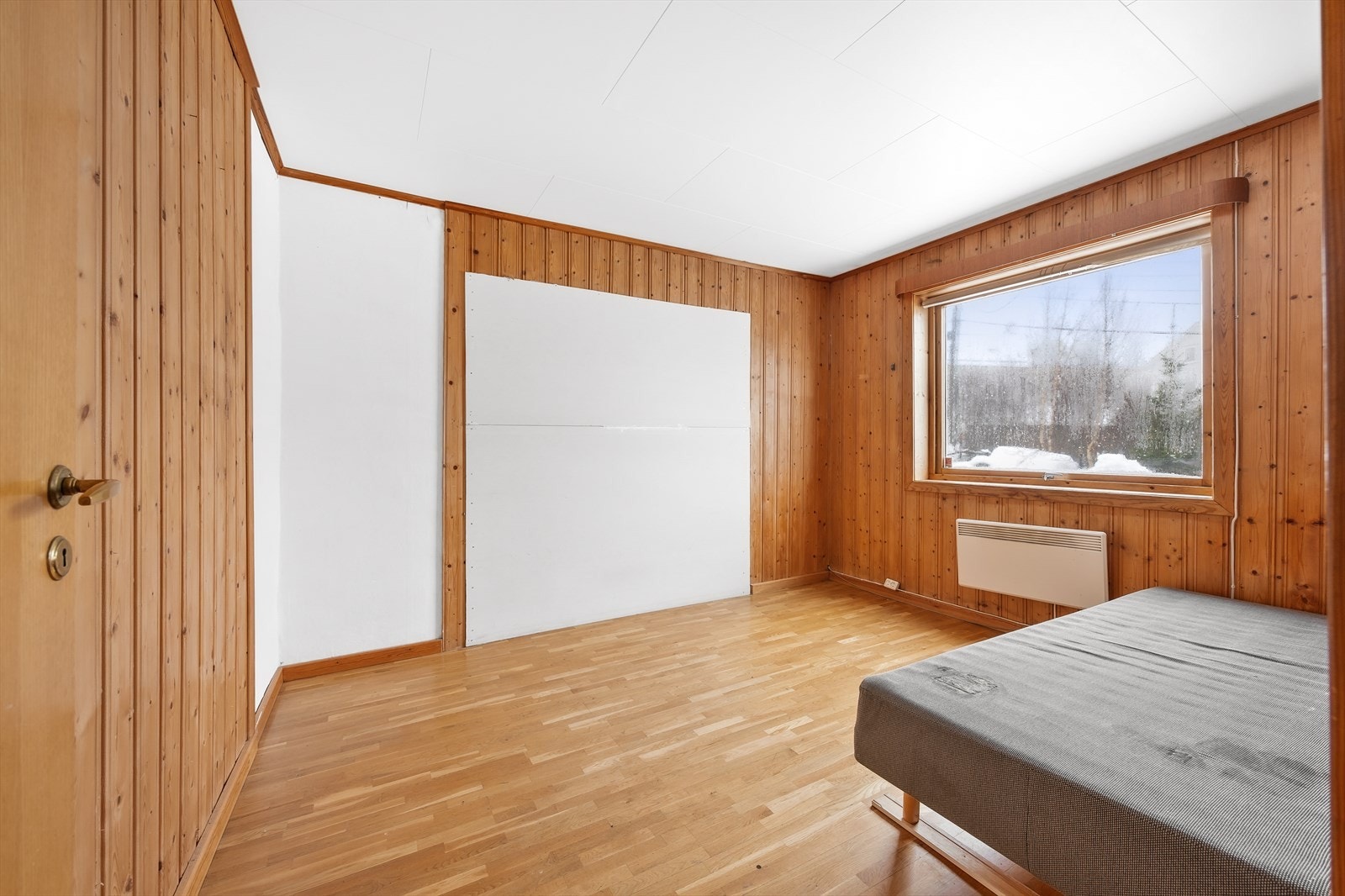 Soverom med plass til dobbeltseng og garderobe. Galleribilde