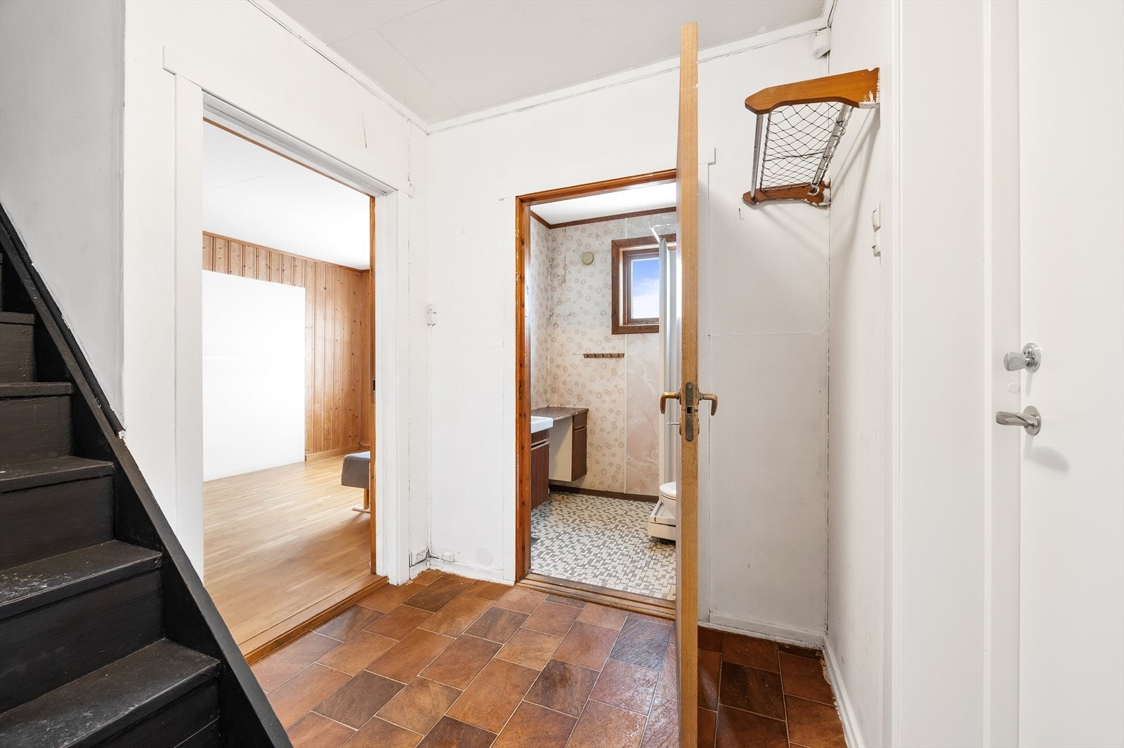 Innbydende entré med tilgang til bad og stue. Galleribilde