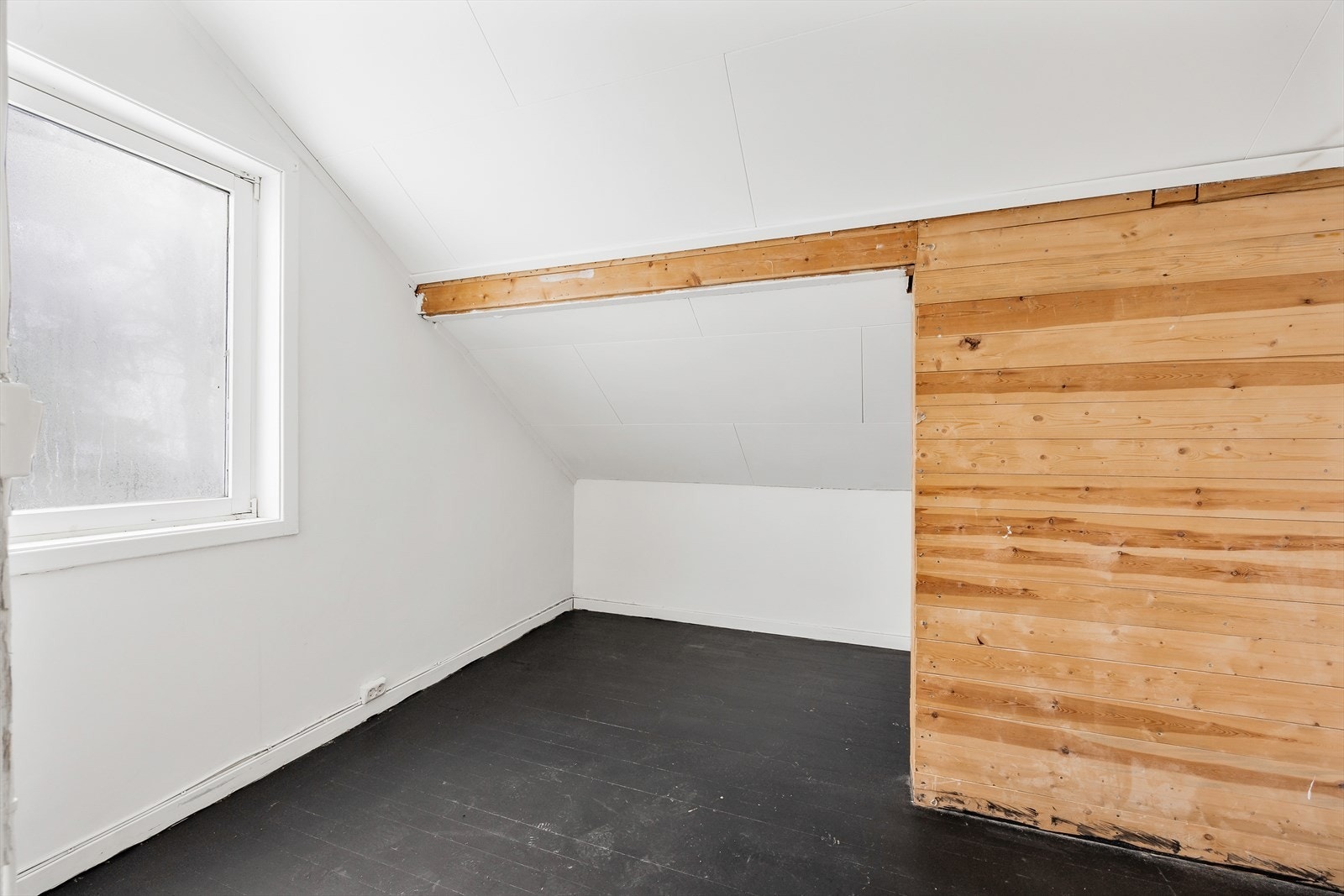 Soverom med skråtak og naturlig lys. Galleribilde