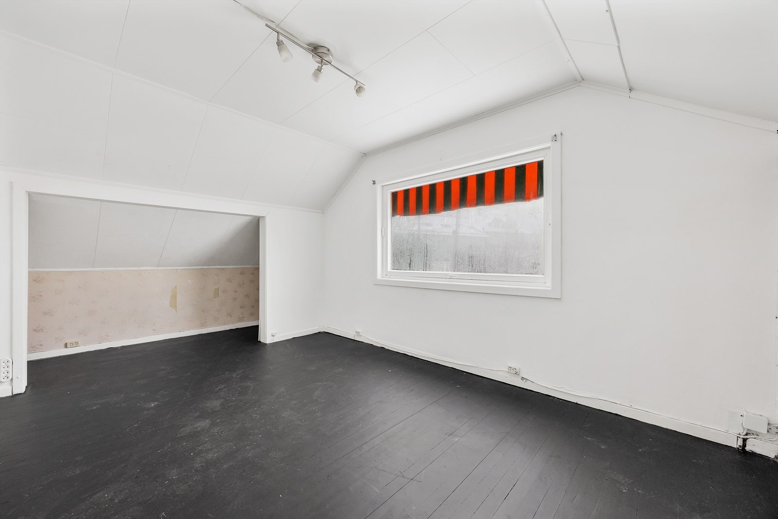 Stort soverom med plass til garderobe. Galleribilde