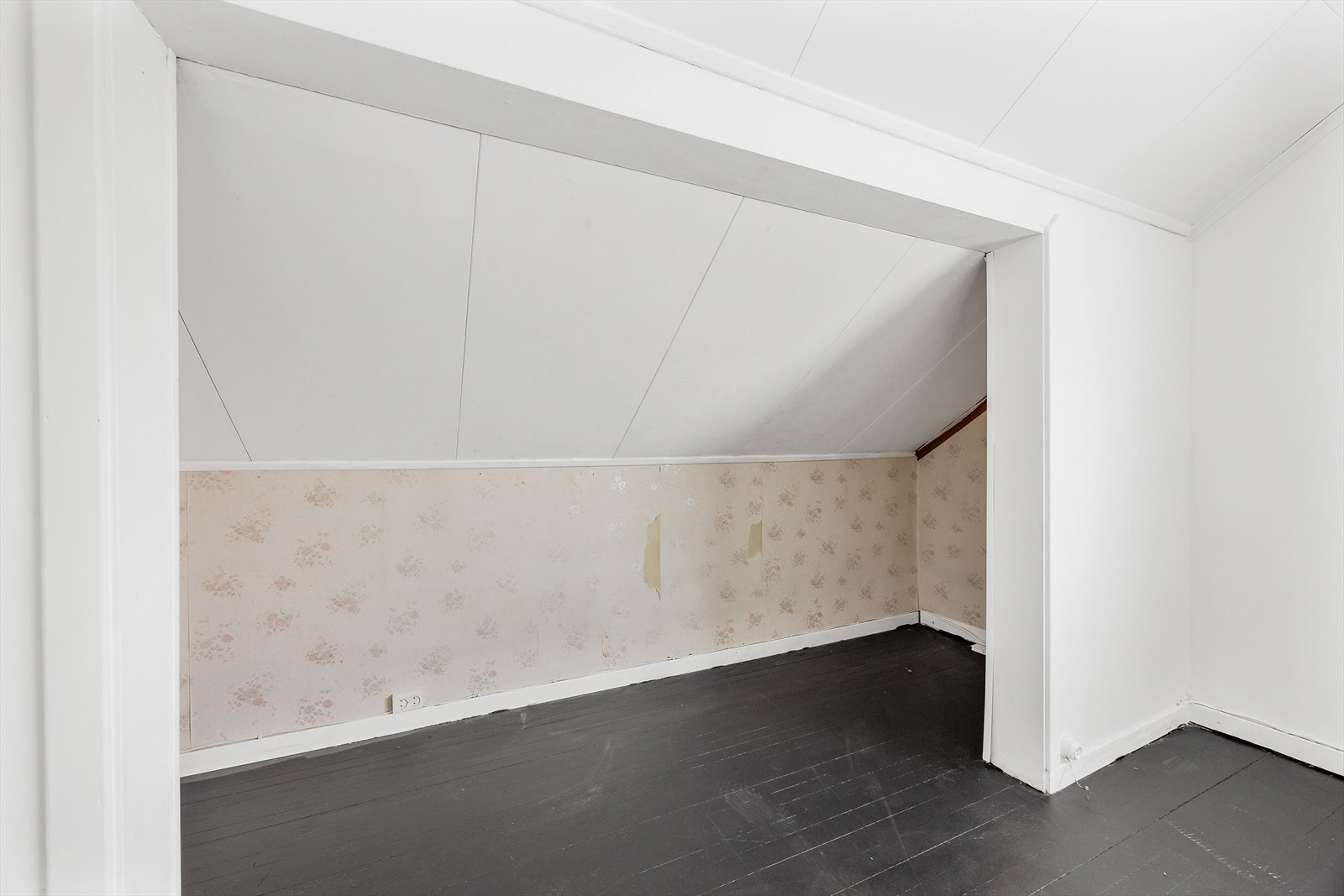 Koselig soverom med skråtak. Galleribilde