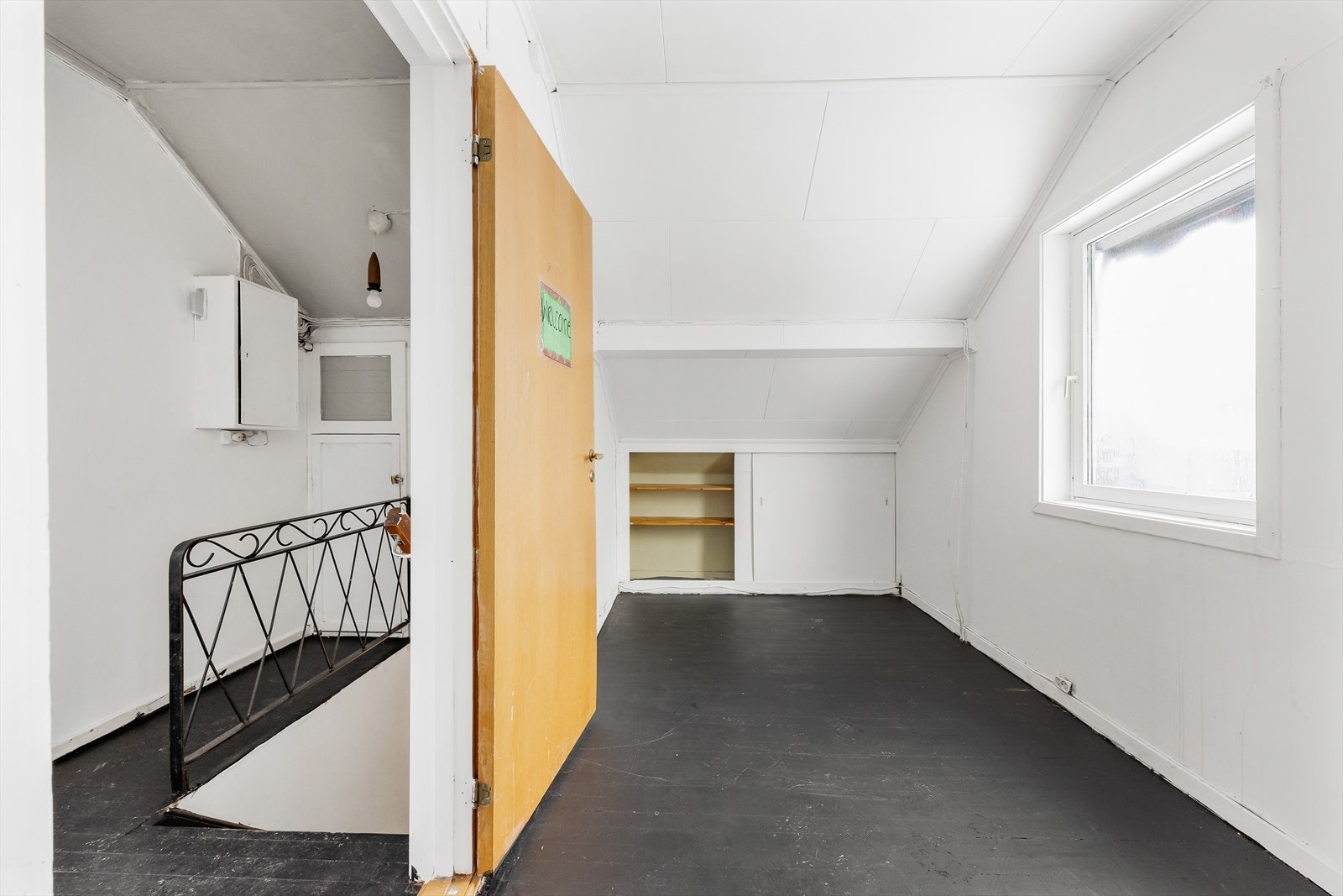 Lys gang i andre etasje med innebygde hyller. Galleribilde