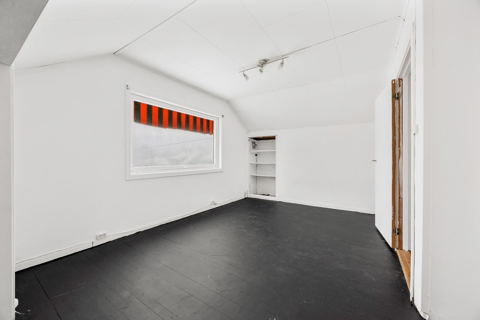 Lyst soverom med innebygde hyller. Galleribilde