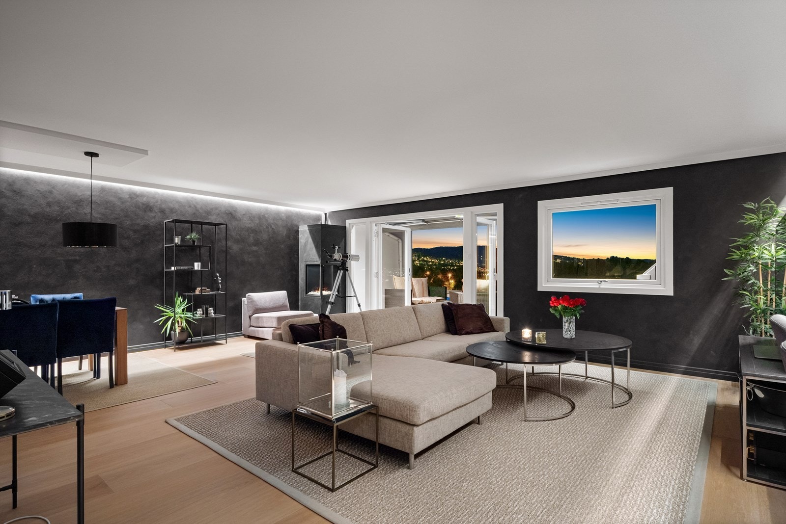 En lekker og innholdsrik toppleilighet over to plan med fantastisk utsikt. Galleribilde