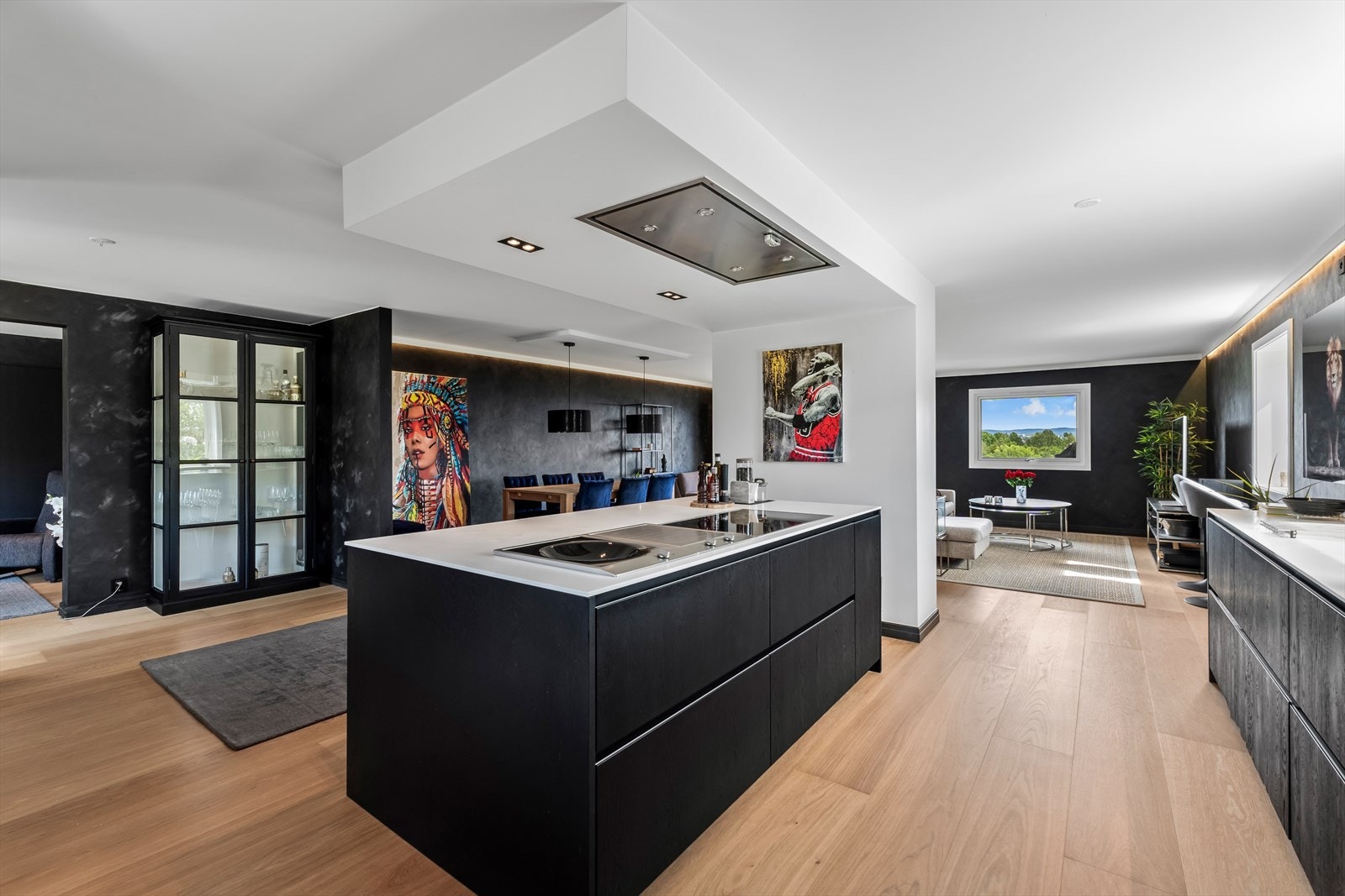 Kjøkkenet har flotte og gjennomtenkte løsninger. Galleribilde