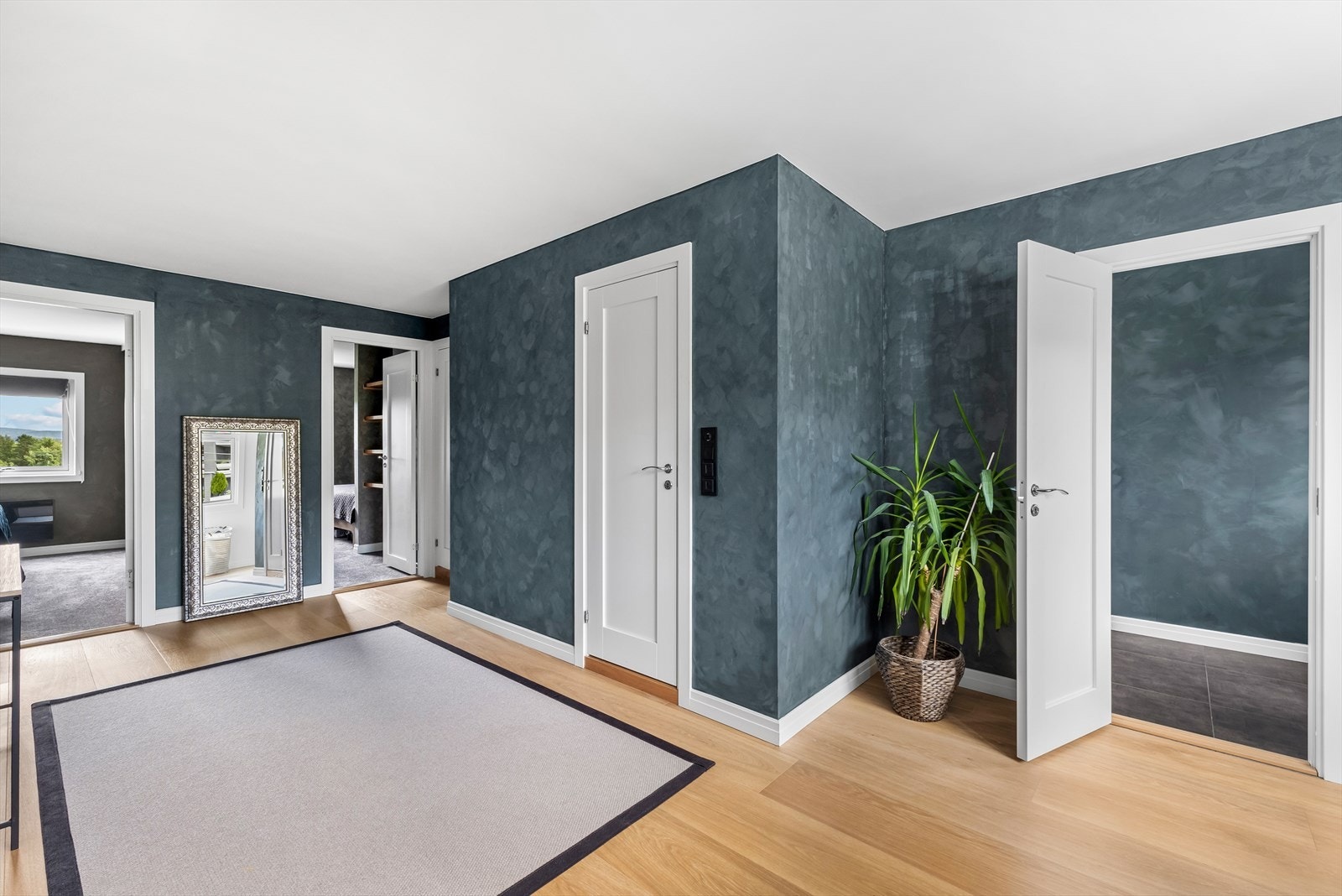 Romslig hall i boligens andre etasje. Galleribilde