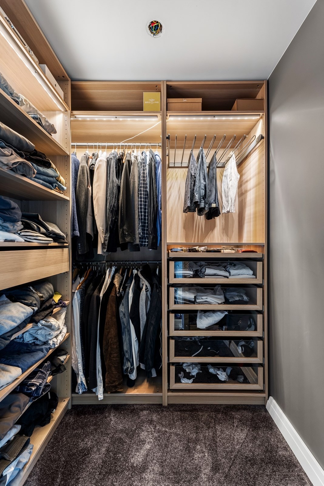 Praktisk garderobeløsning i eget rom. Galleribilde