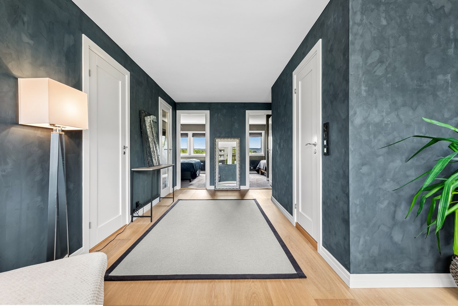 Toppetasjen inneholder totalt 3 soverom, 2 bad og vaskerom/kontor. Galleribilde