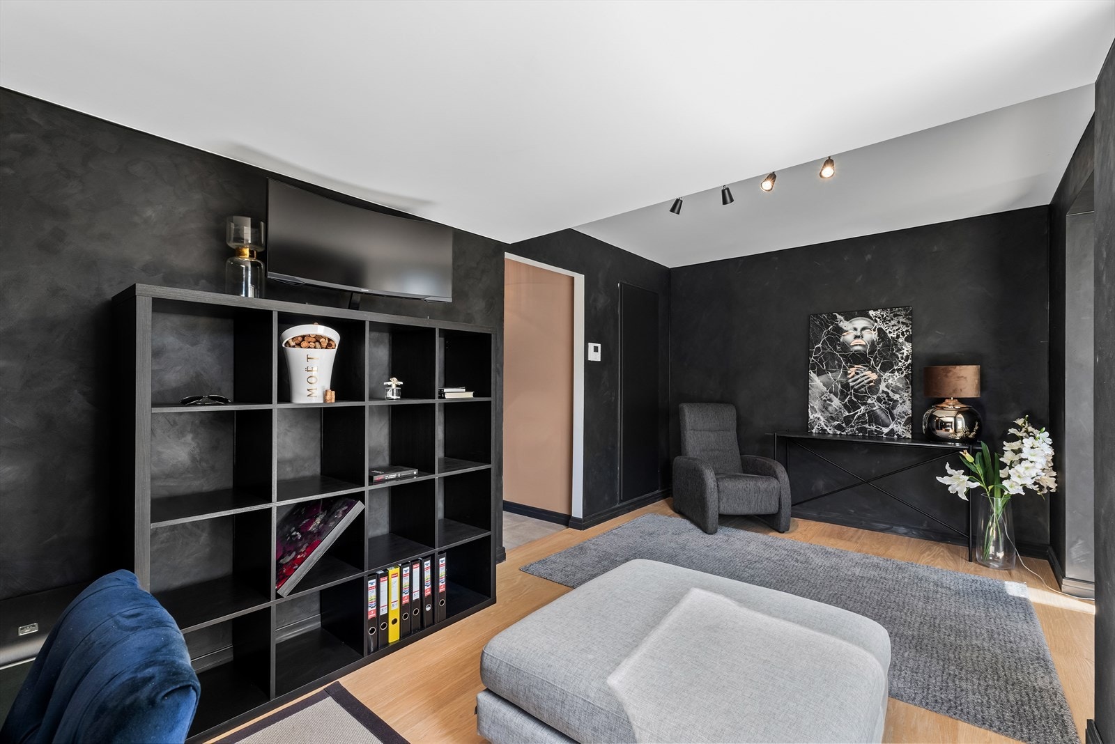 Entré/gang med plass til møblering og praktisk garderobe. Galleribilde