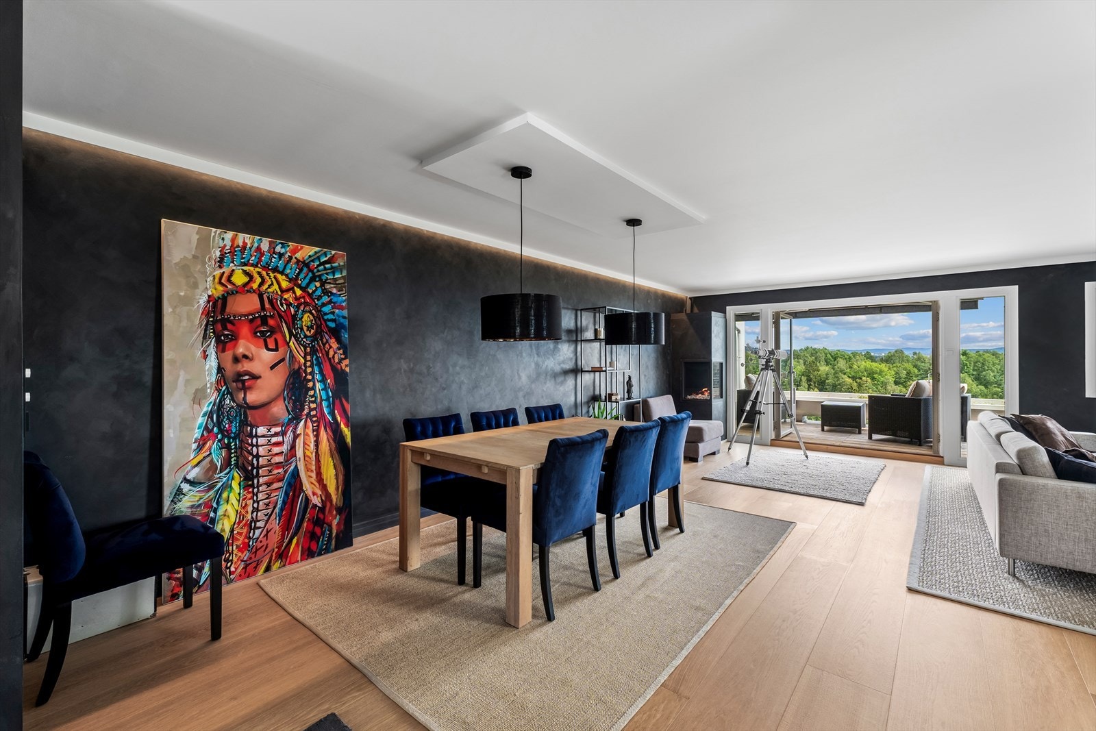 Svært romslig stue med åpen planløsning og naturlig soneinndeling. Galleribilde