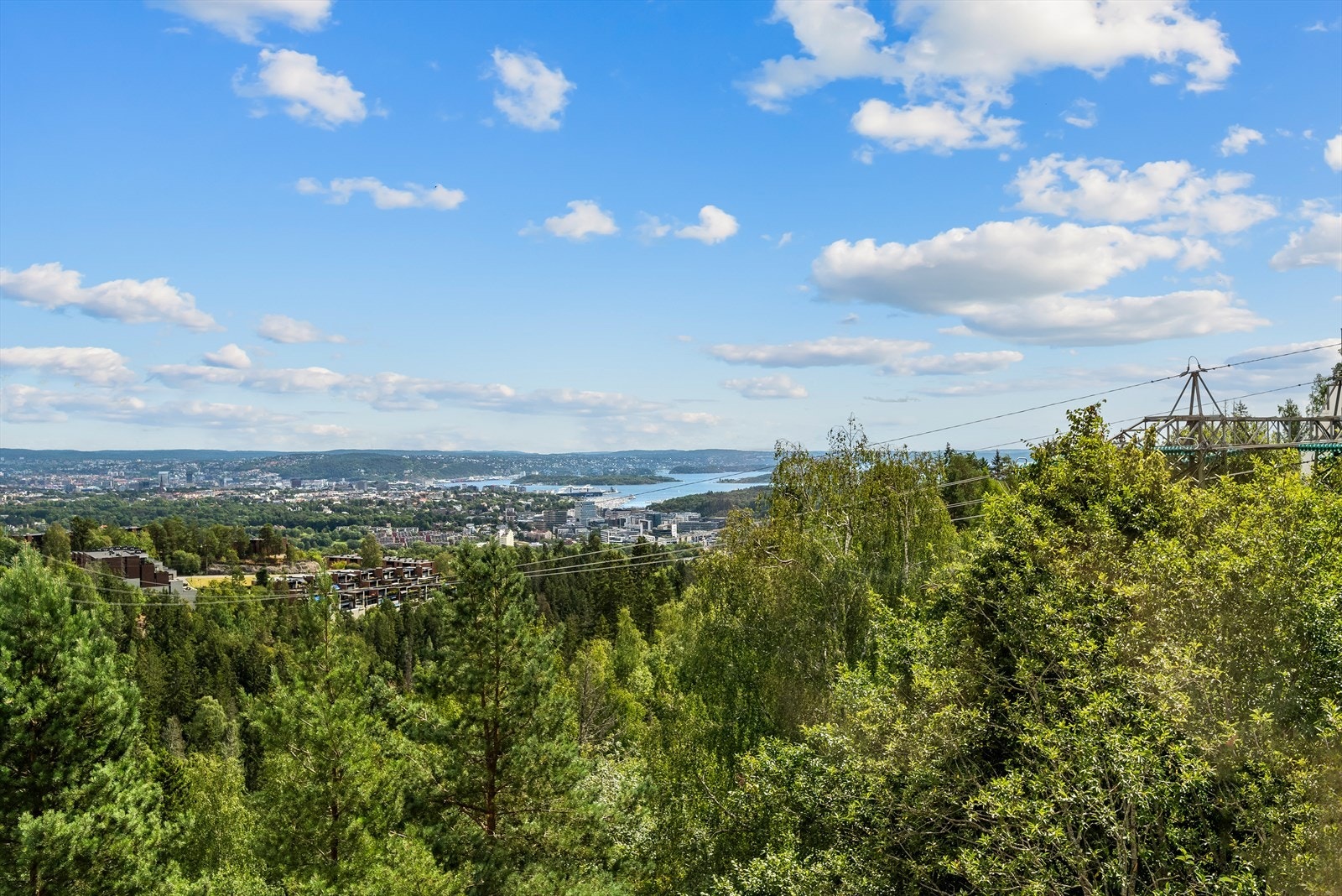 Utsikt over Oslo sentrum og Oslofjorden. Galleribilde