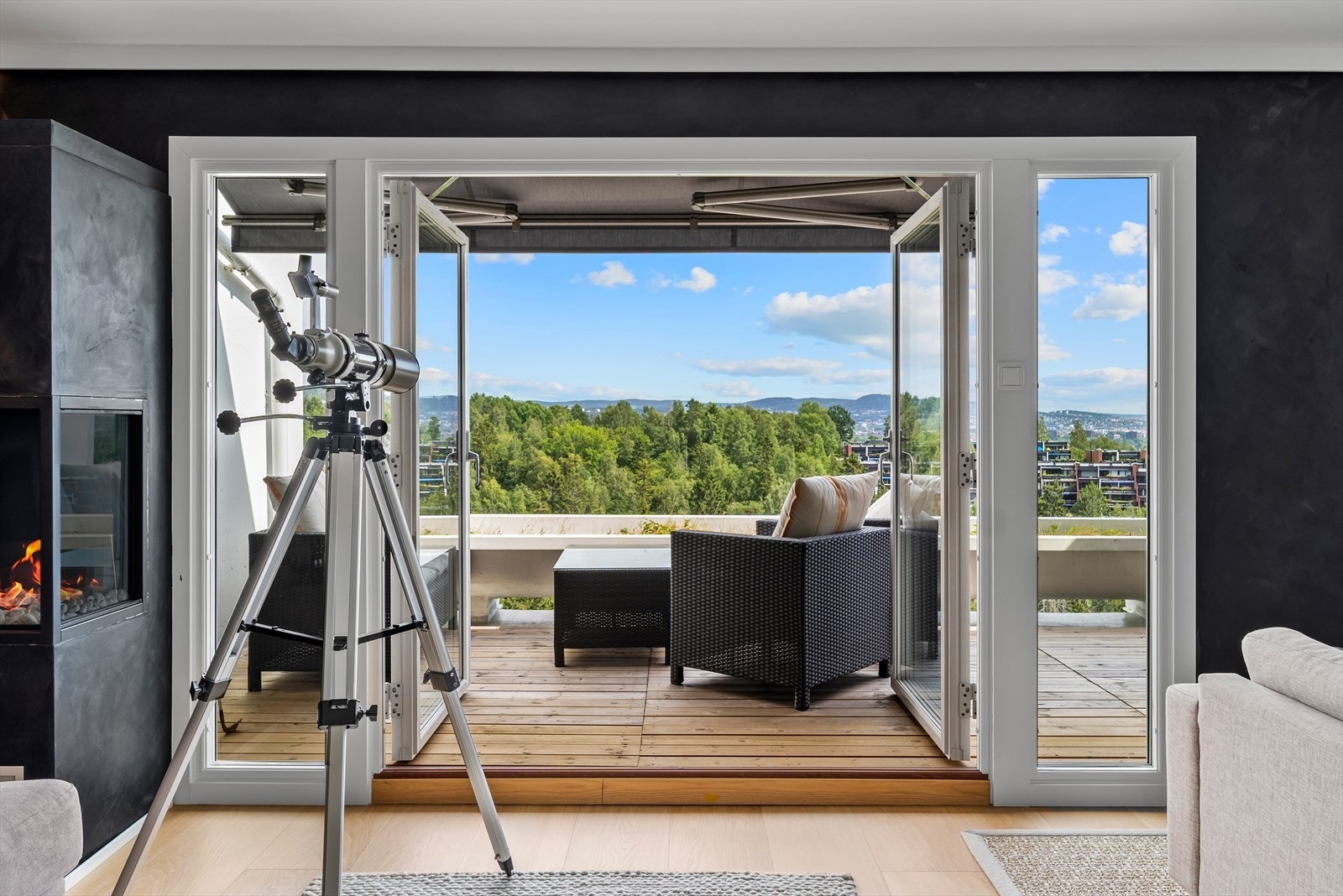 Fra stuen og terrassen er det storslått utsikt over tretoppene mot Oslo sentrum. Galleribilde