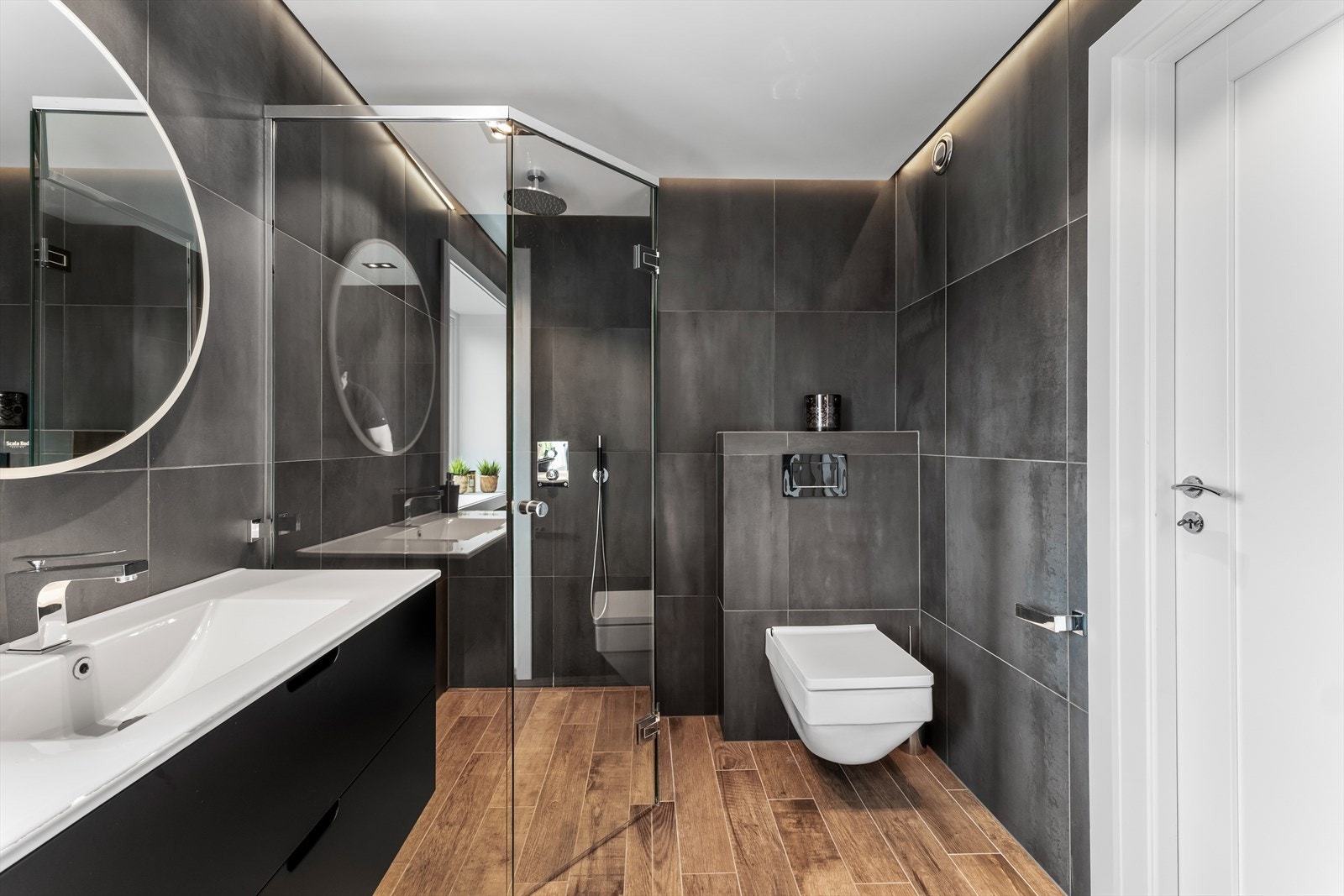 Lekkert og moderne bad med dusj og badekar. Galleribilde