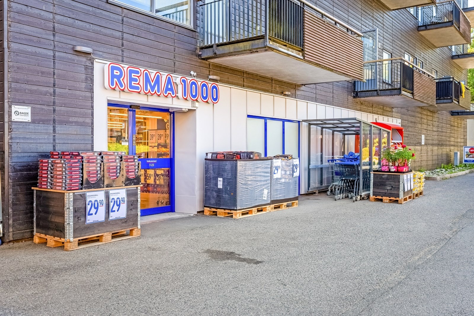 Rema 1000 ligger i gangavstand unna boligen. Galleribilde