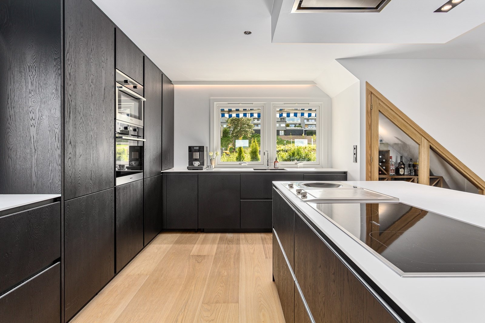 Stor kjøkkenøy med barløsning og masse oppbevaring. Galleribilde