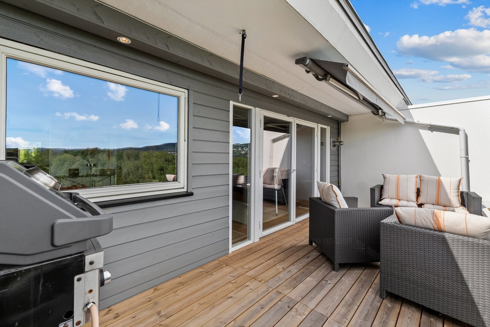 Terrassen blir en naturlig forlengelse av boligen i sommerhalvåret. Galleribilde