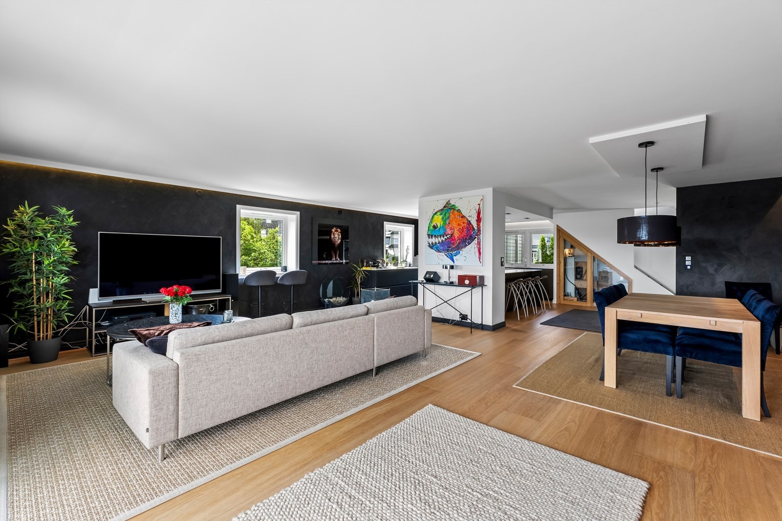 Leiligheten er svært gjennomført med lekre detaljer og flotte materialvalg. Galleribilde