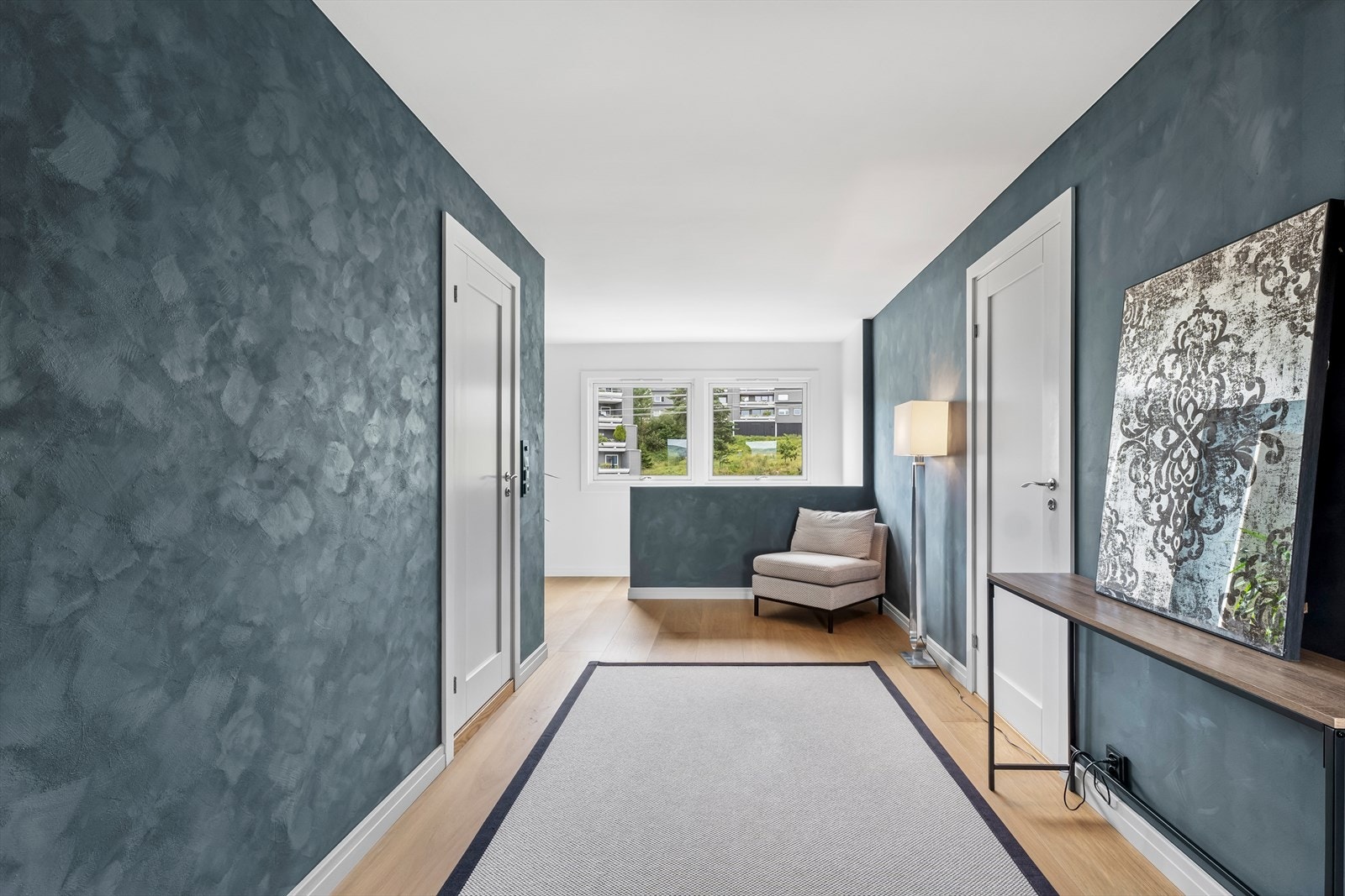 Toppetasjen inneholder totalt 3 soverom, 2 bad og vaskerom/kontor. Galleribilde