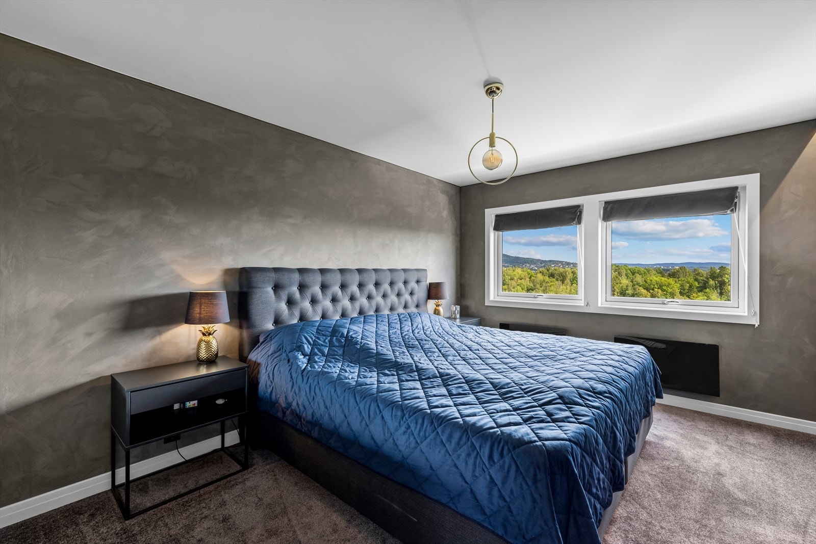 Stort og innbydende hovedsoverom med plass til dobbeltseng, nattborg og garderobeløsning. Galleribilde