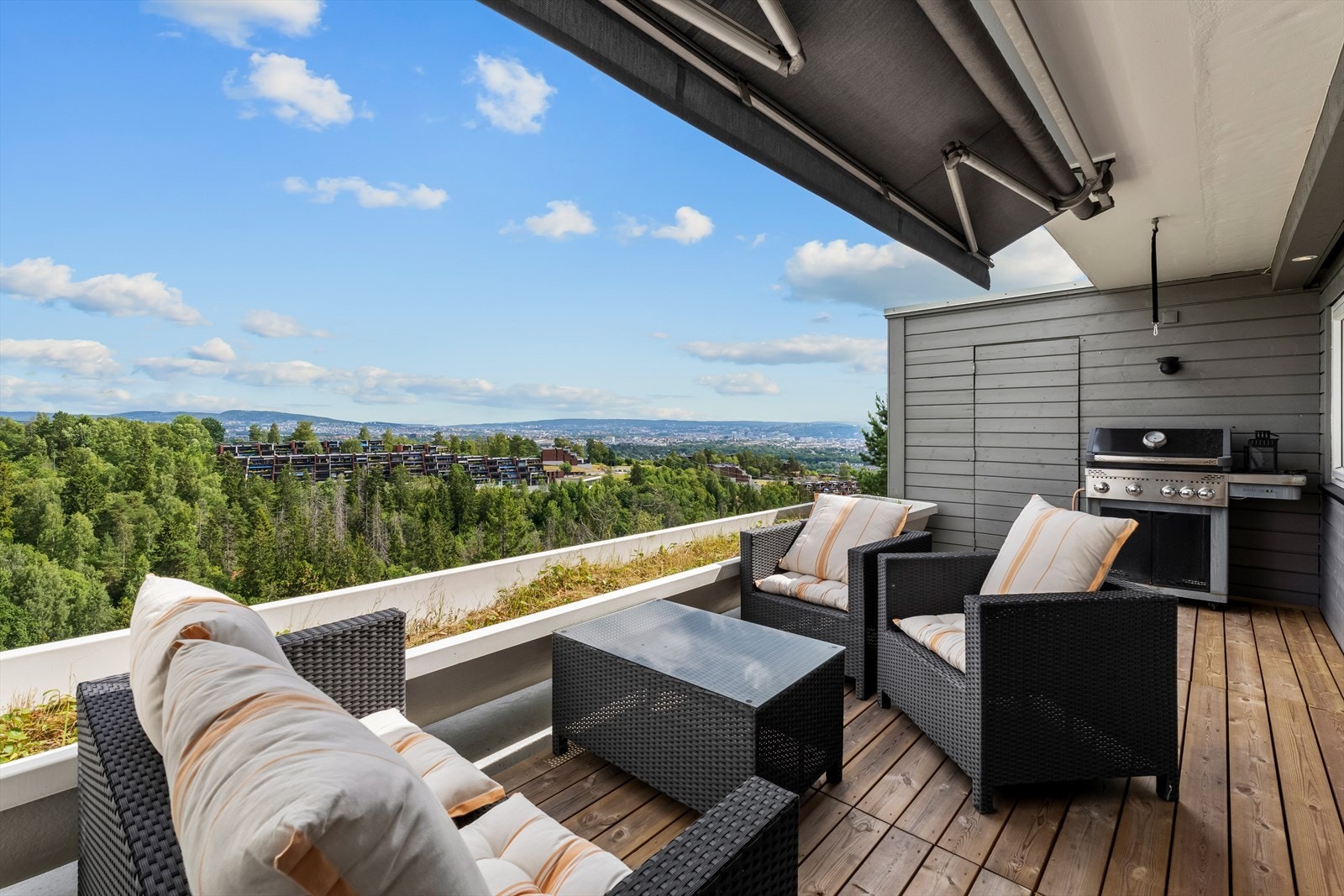 Stor og solrik terrasse med fantastisk utsikt. Galleribilde