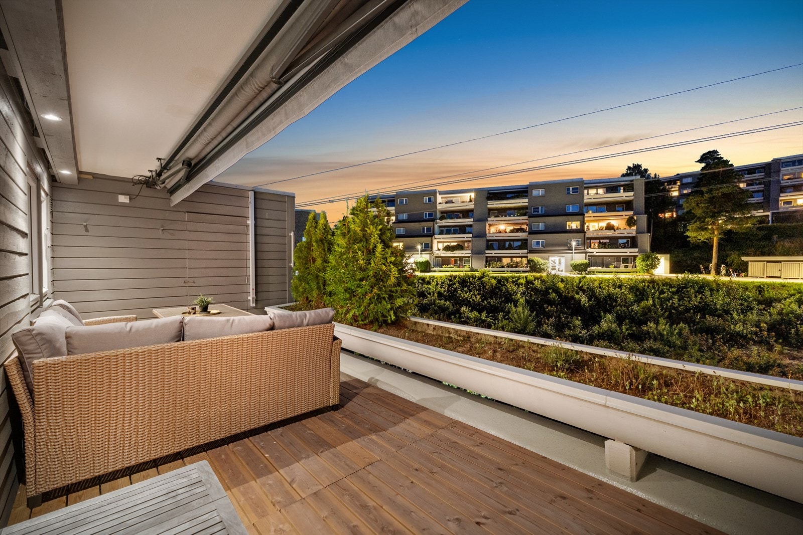 Kveldsstemning på den vestvendte terrassen. Galleribilde