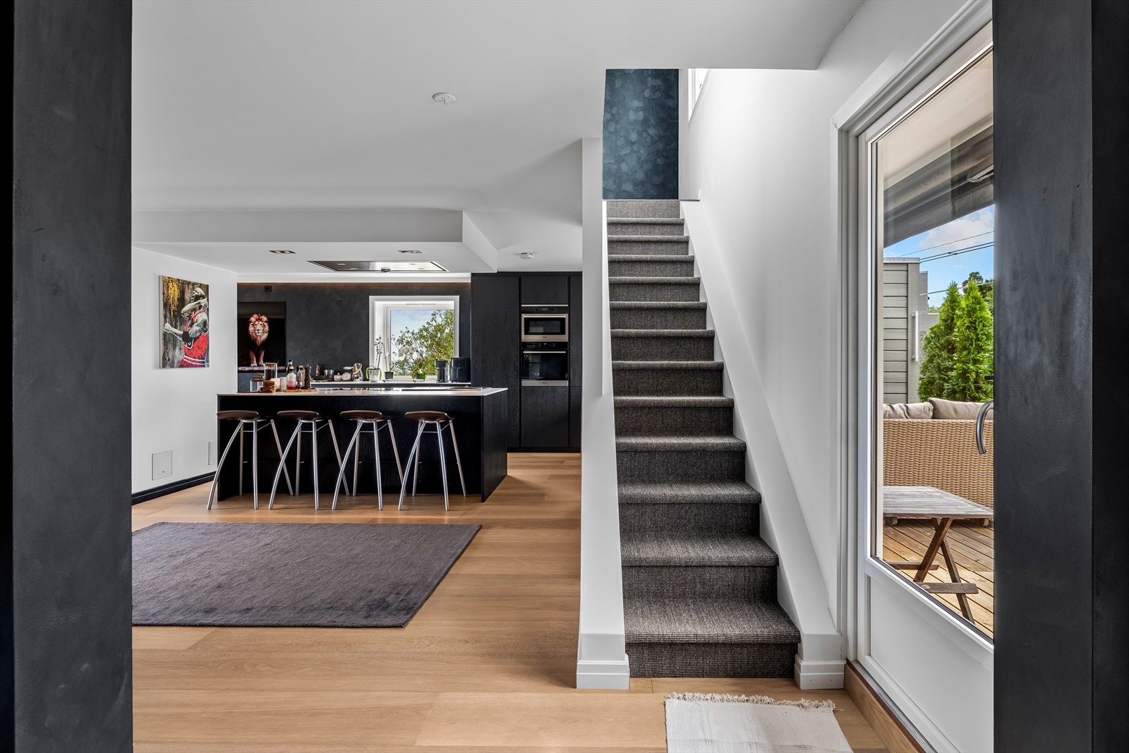 Trapp opp til leilighetens 3 soverom, 2 bad og vaskerom/kontor. Galleribilde