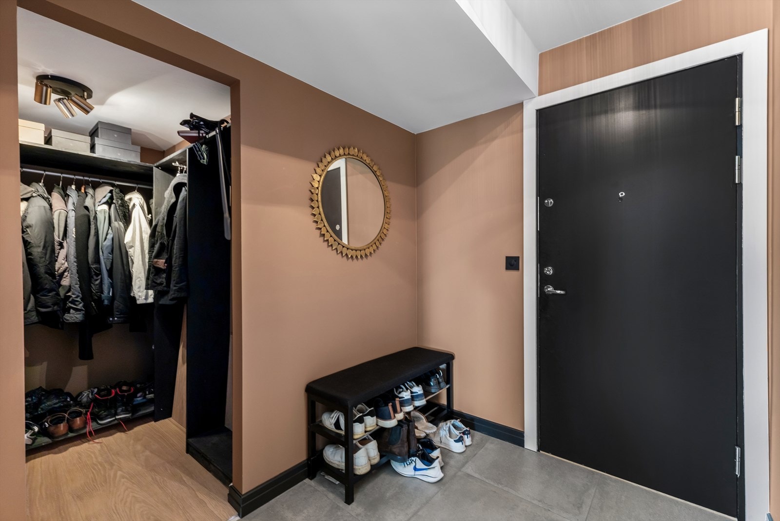 Entré/gang med plass til møblering og praktisk garderobe. Galleribilde