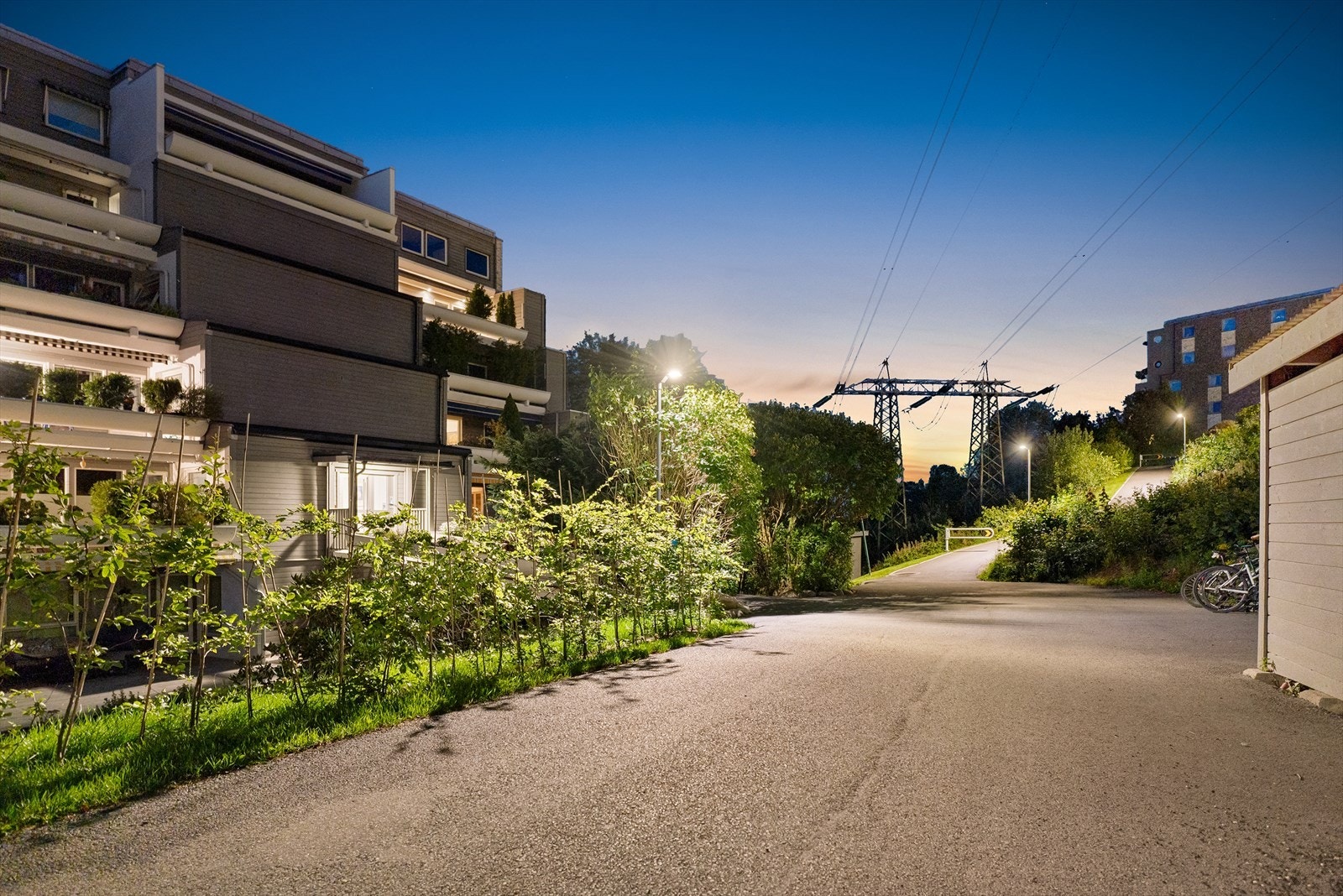Her får du en lys og innbydende bolig i et barnevennlig nabolag, perfekt for deg som ønsker både nærhet til naturen og enkel tilgang til bylivet. Galleribilde