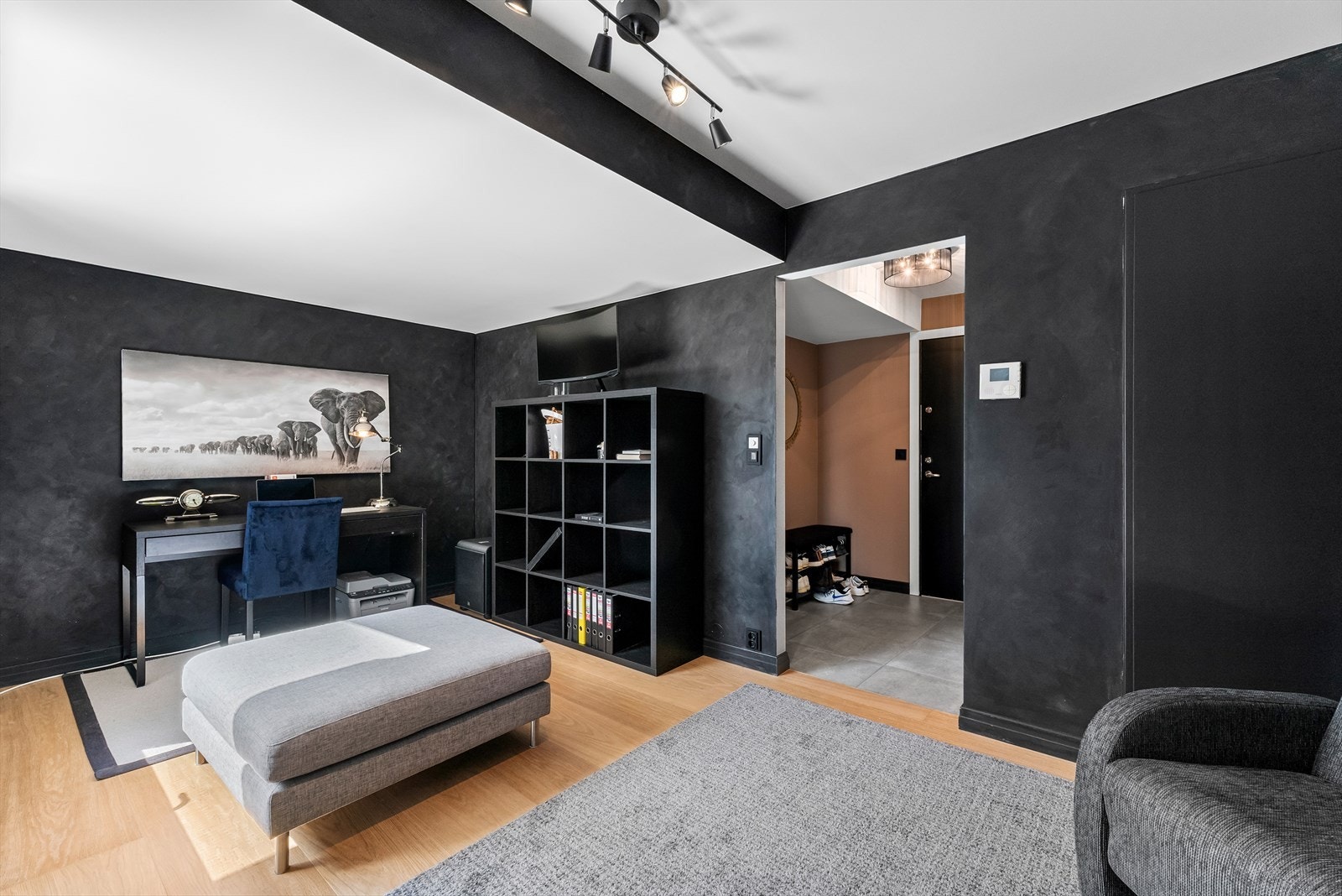 Mellomstuen ligger lunt og skjermet til mellom entré og kjøkken. Galleribilde