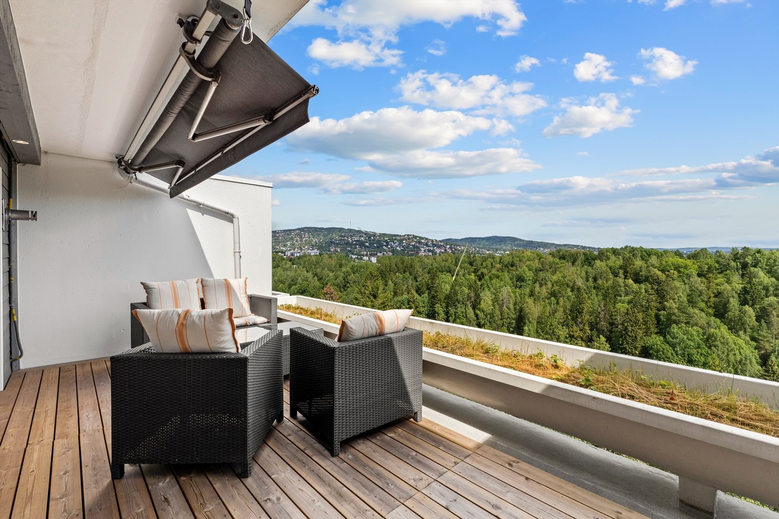 Boligen ligger luftig og fritt med utsyn også mot Holmenkollen. Galleribilde