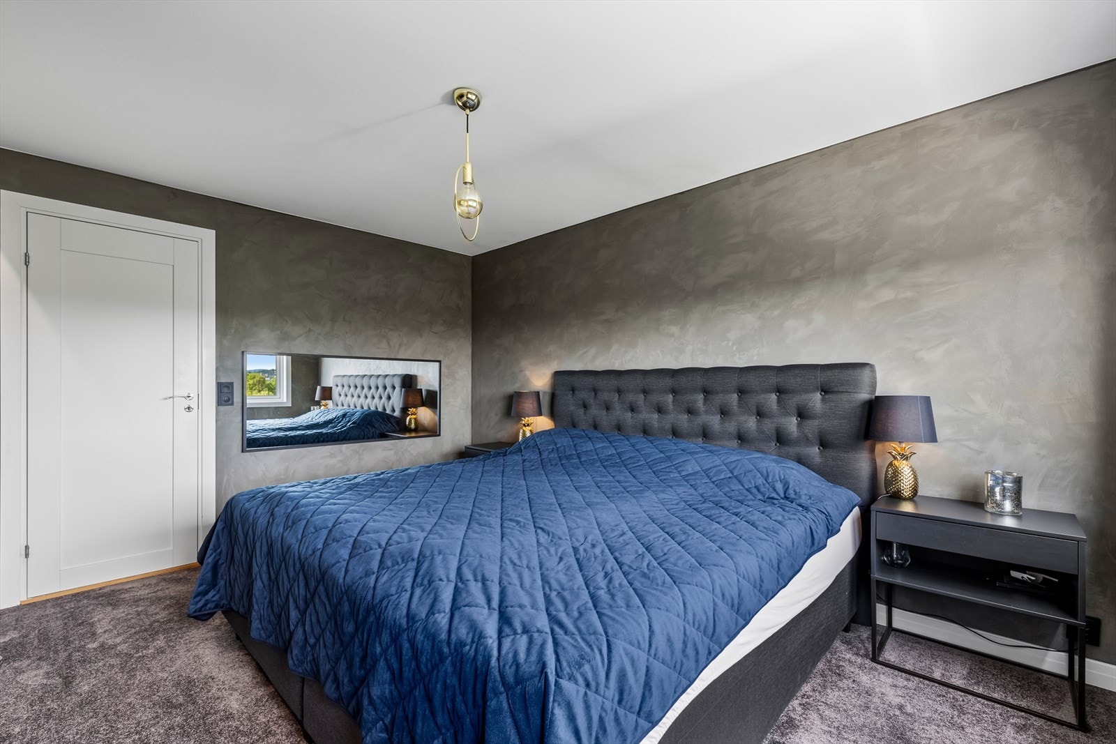 Rommet har god plass til dobbeltseng og tilhørende møblering. Galleribilde