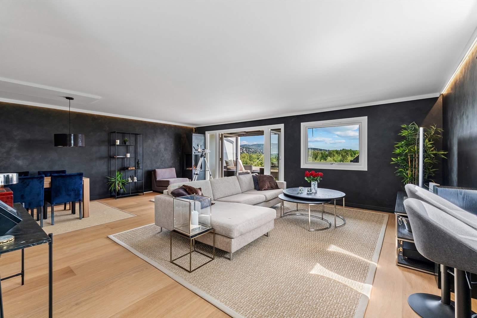 Leiligheten har en lys og romslig stue med plass til flere soner. Galleribilde