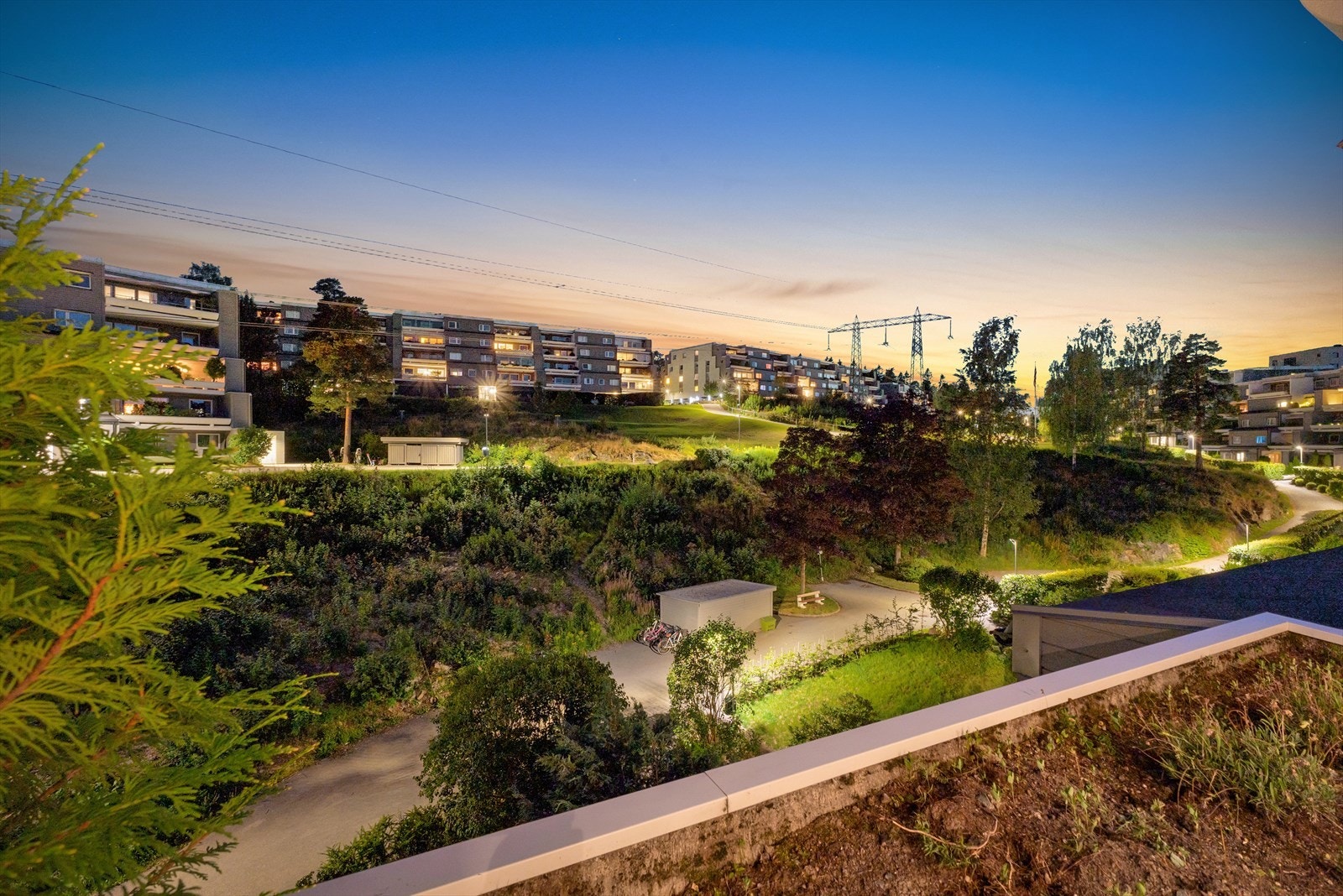 På den vestvendte terrassen går solen ned bak åsen i vest. Galleribilde