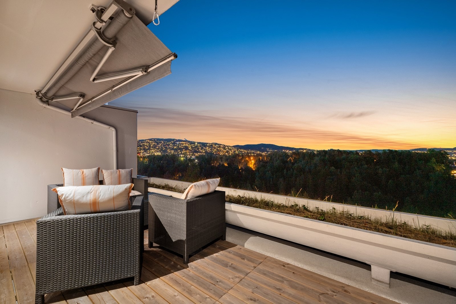 Terrassen er romslig og sosial, og blir et naturlig samlingspunkt i sommermånedene. Galleribilde