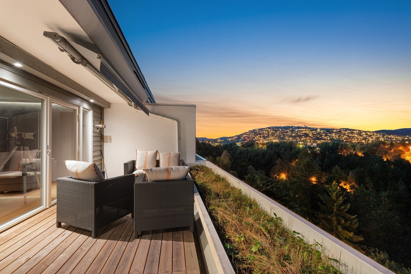 Idyllisk stemning på terrassen. Galleribilde