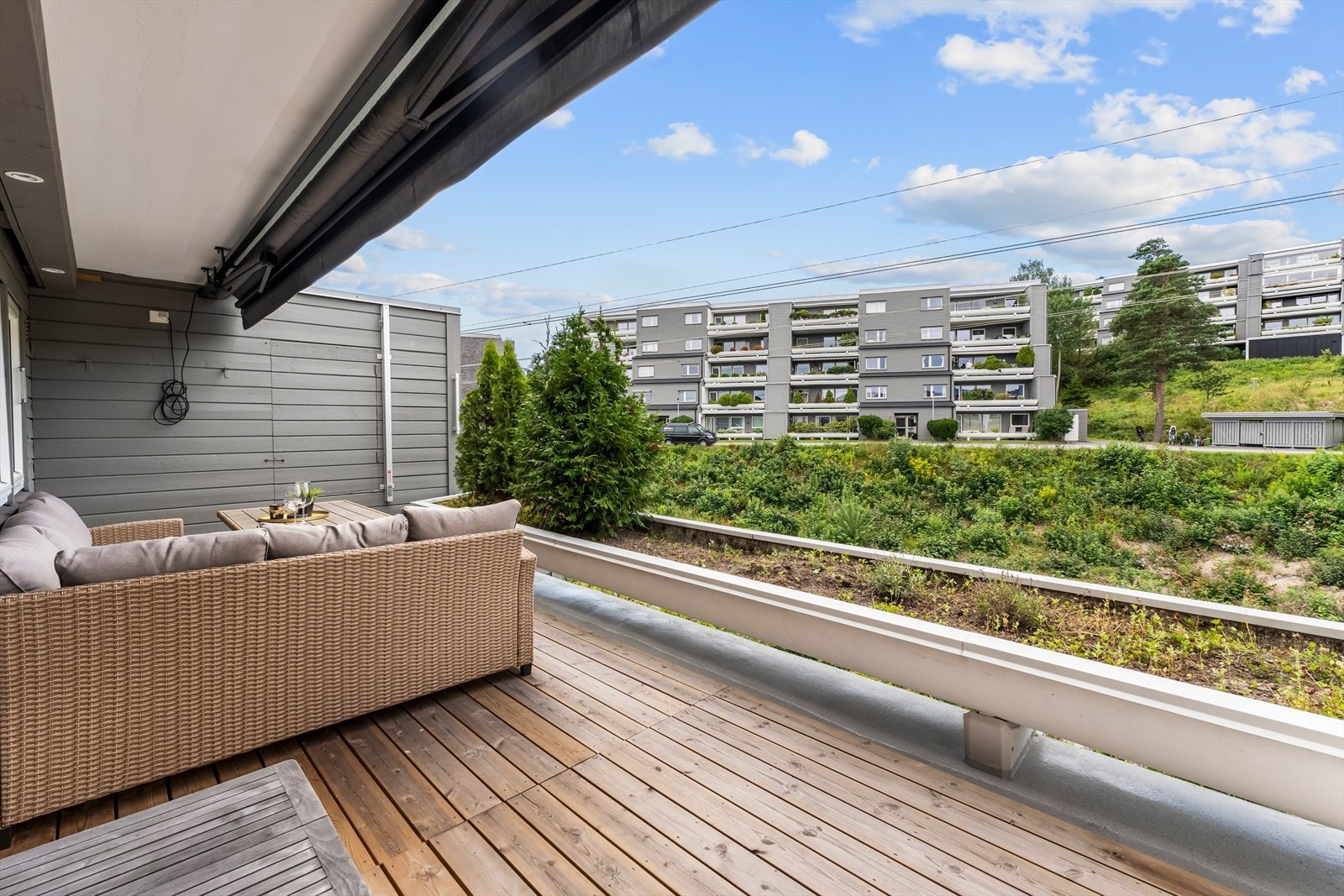 Fra kjøkkenet er det utgang til leilighetens andre terrasse. Galleribilde